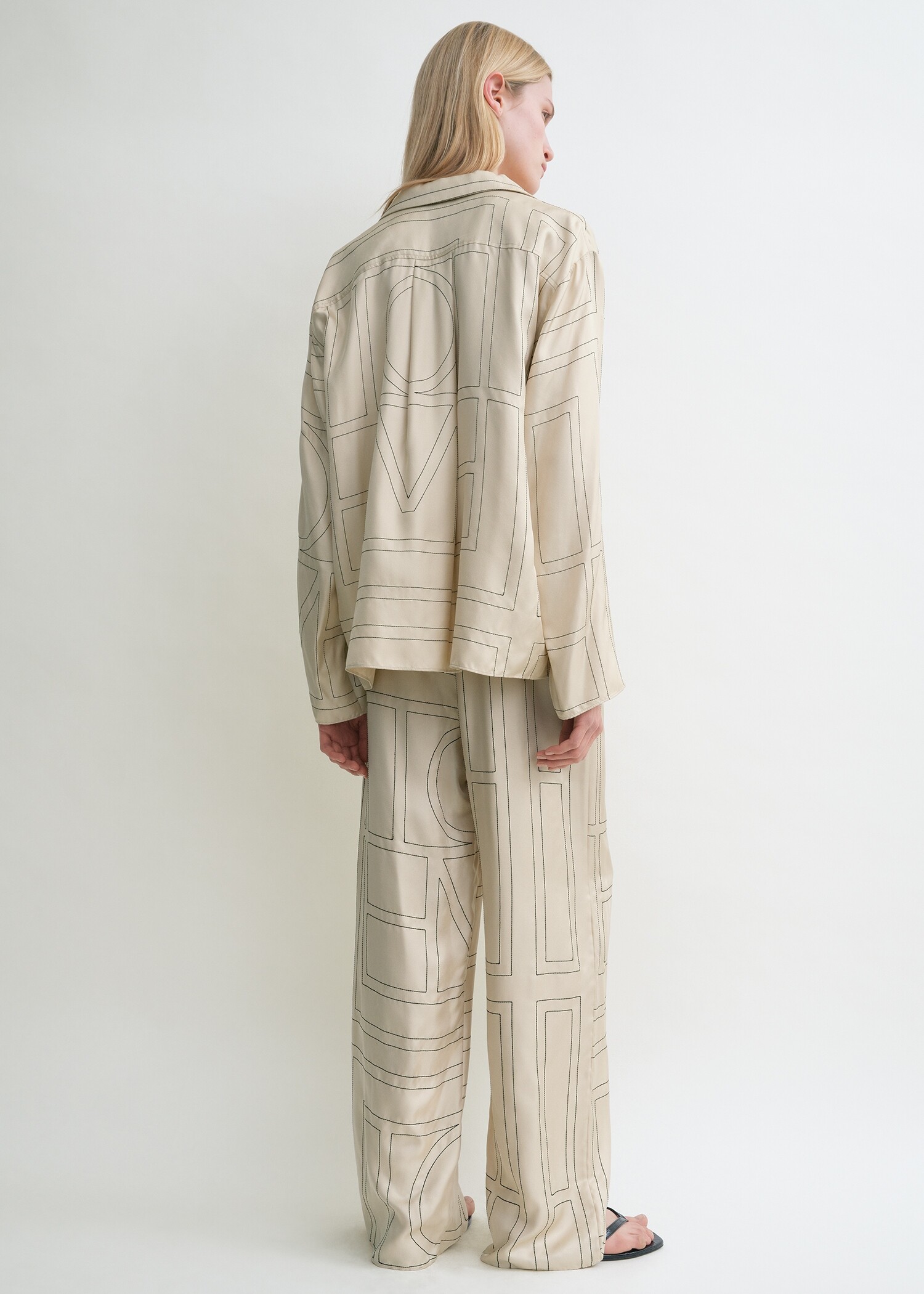 TOTEME 모노그램 실크 PJ 탑 아이보리의 아이보리컬러 2번쨰 이미지입니다.