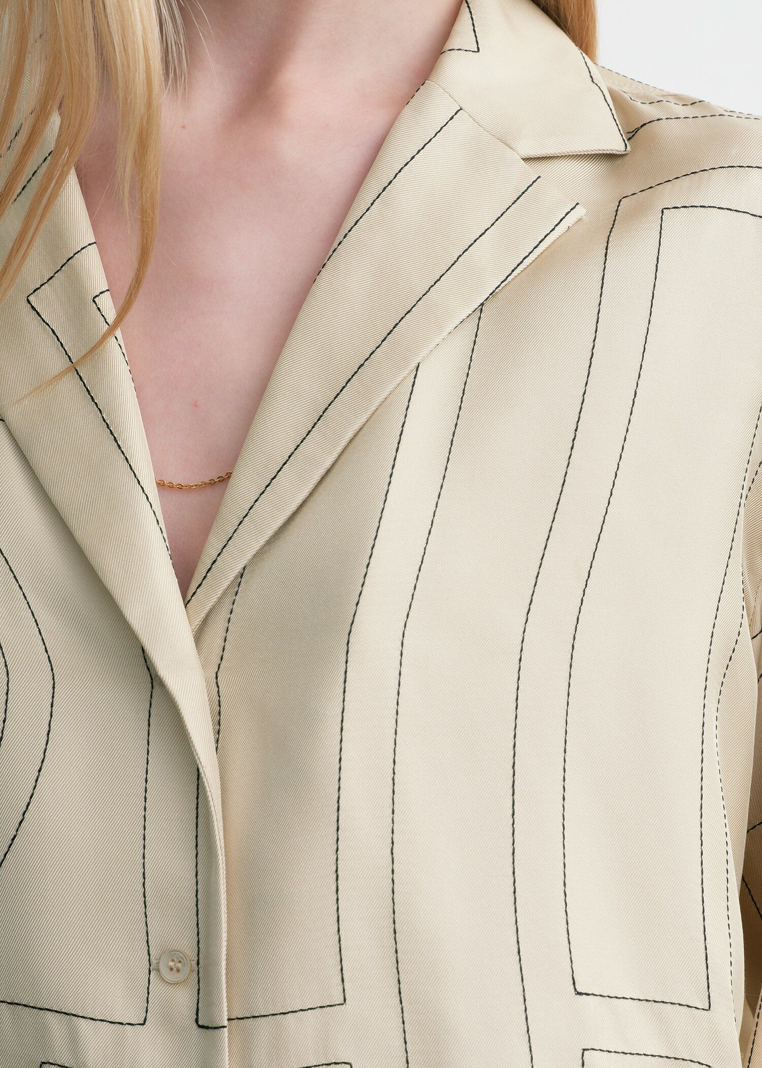 TOTEME 모노그램 실크 PJ 탑 아이보리의 아이보리컬러 3번쨰 이미지입니다.