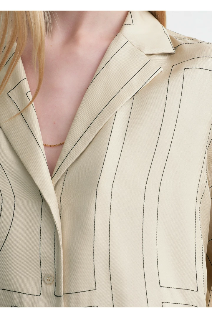 TOTEME 모노그램 실크 PJ 탑 아이보리의 아이보리컬러 3번쨰 이미지입니다.