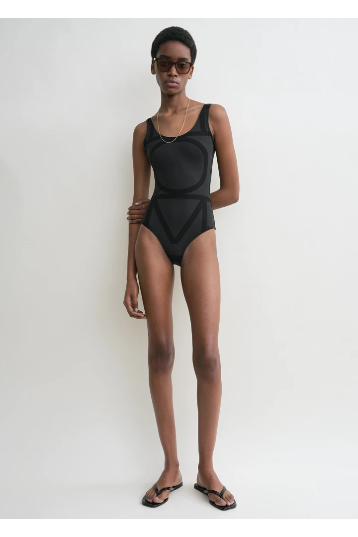 TOTEME 모노그램 스윔수트 블랙의 블랙컬러 0번쨰 이미지입니다.