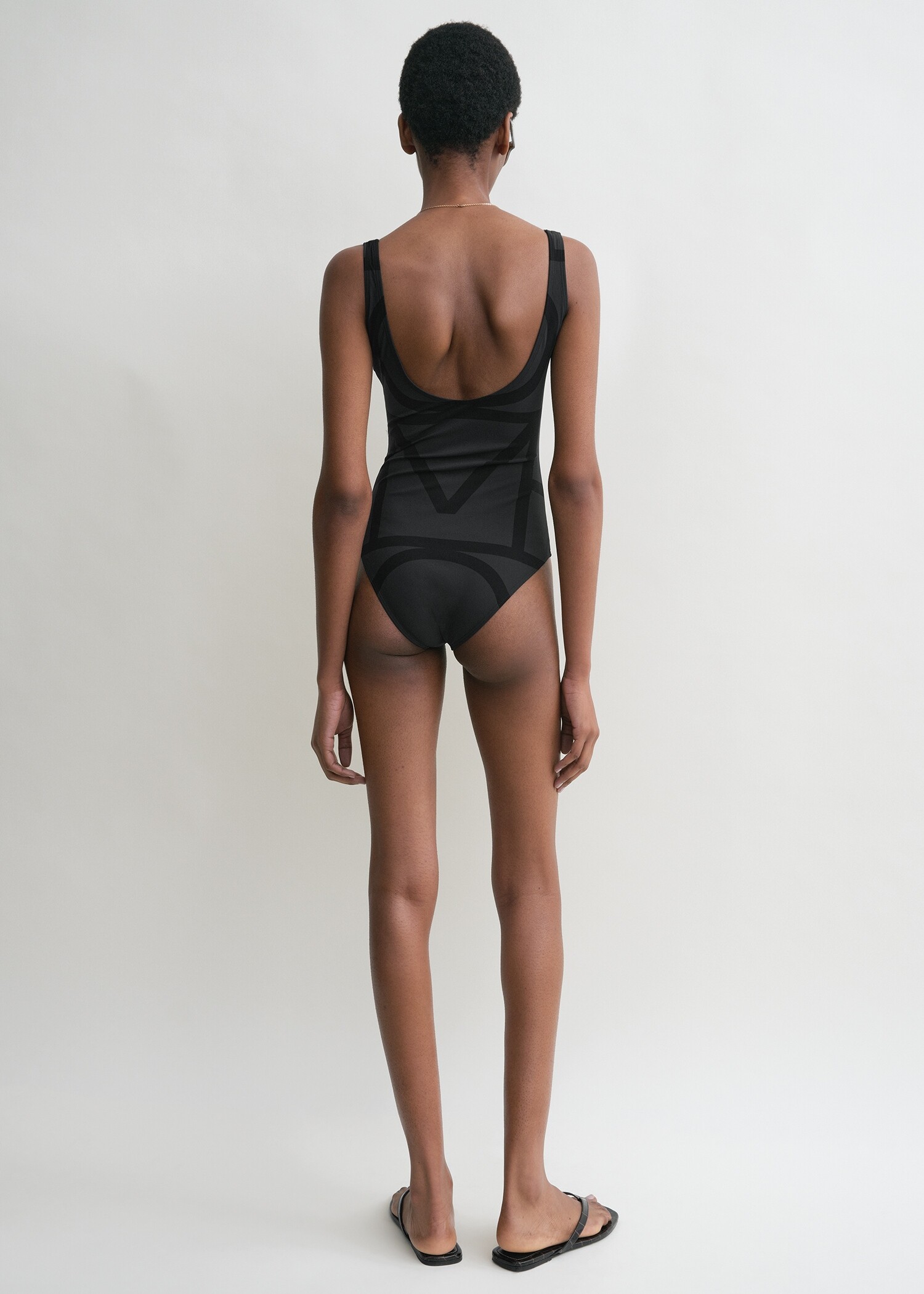 TOTEME 모노그램 스윔수트 블랙의 블랙컬러 2번쨰 이미지입니다.