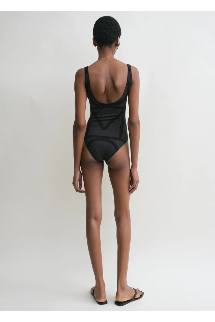 TOTEME 모노그램 스윔수트 블랙의 블랙컬러 2번쨰 이미지입니다.