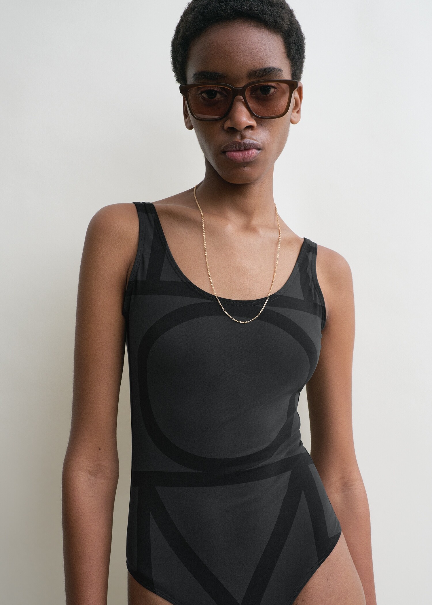 TOTEME 모노그램 스윔수트 블랙의 블랙컬러 3번쨰 이미지입니다.