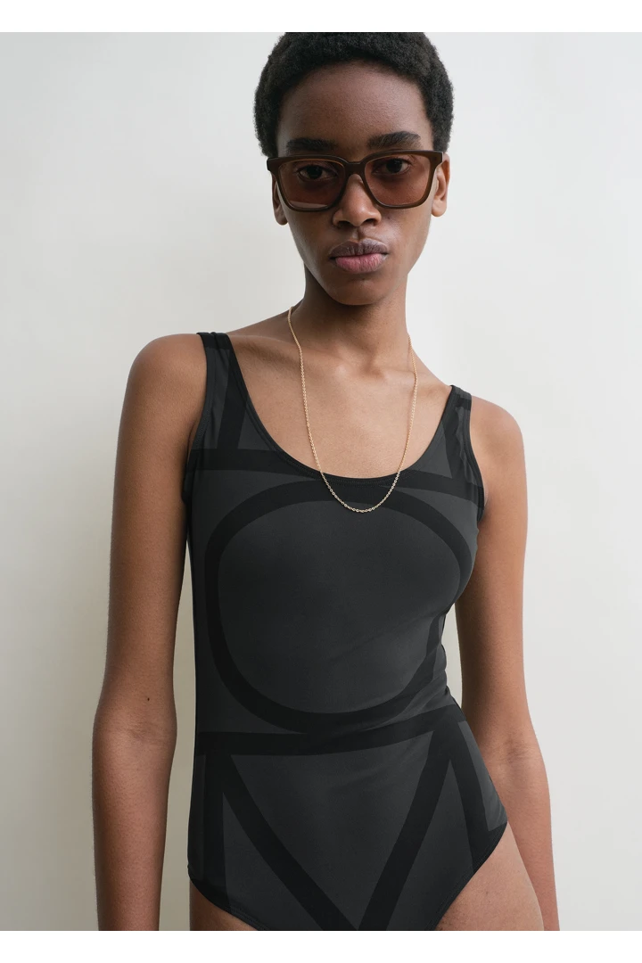 TOTEME 모노그램 스윔수트 블랙의 블랙컬러 3번쨰 이미지입니다.