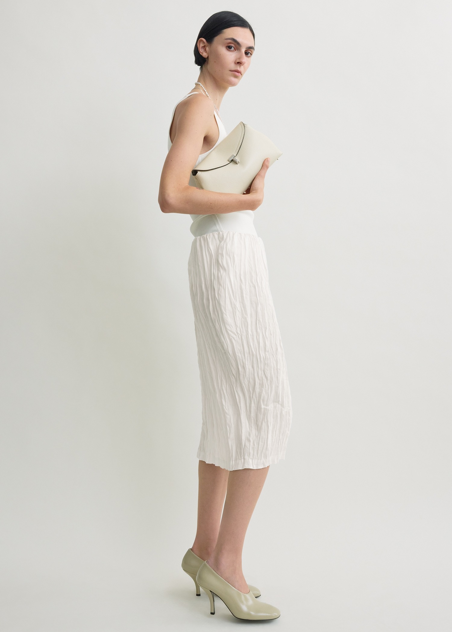 TOTEME 티-락 클러치 밀크의 밀크컬러 1번쨰 이미지입니다.