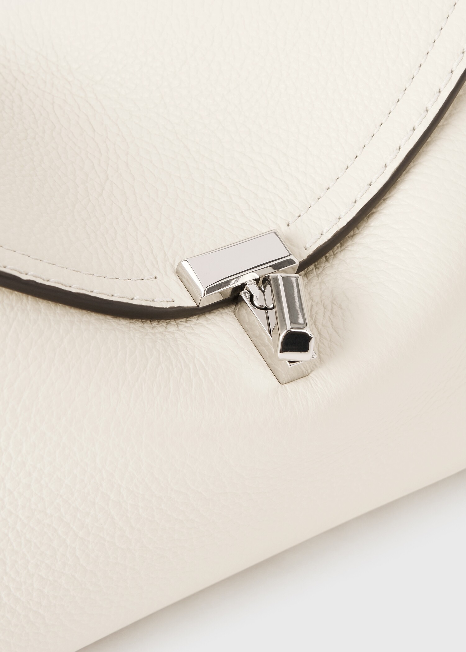 TOTEME 티-락 클러치 밀크의 밀크컬러 3번쨰 이미지입니다.