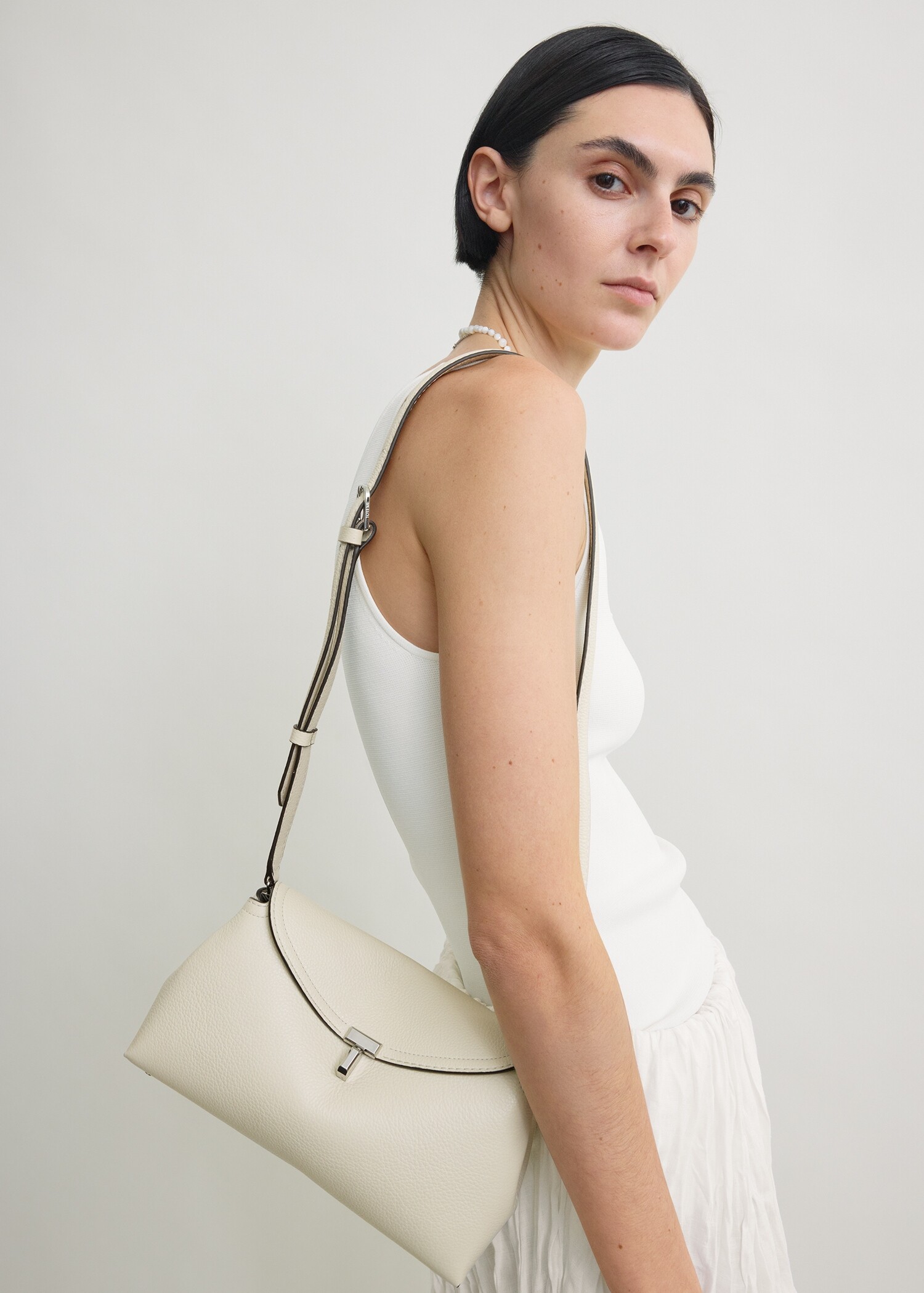 TOTEME 티-락 클러치 밀크의 밀크컬러 2번쨰 이미지입니다.