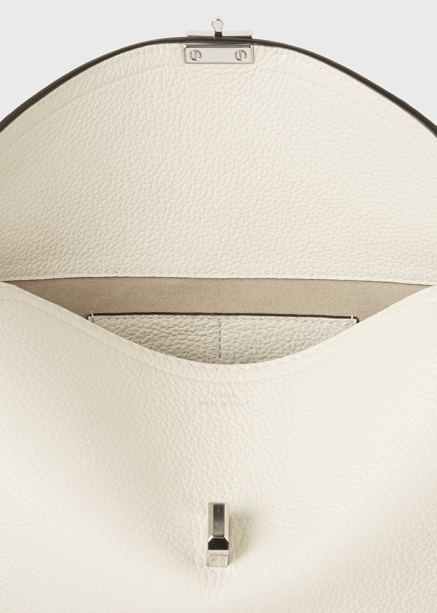 TOTEME 티-락 클러치 밀크의 밀크컬러 4번쨰 이미지입니다.