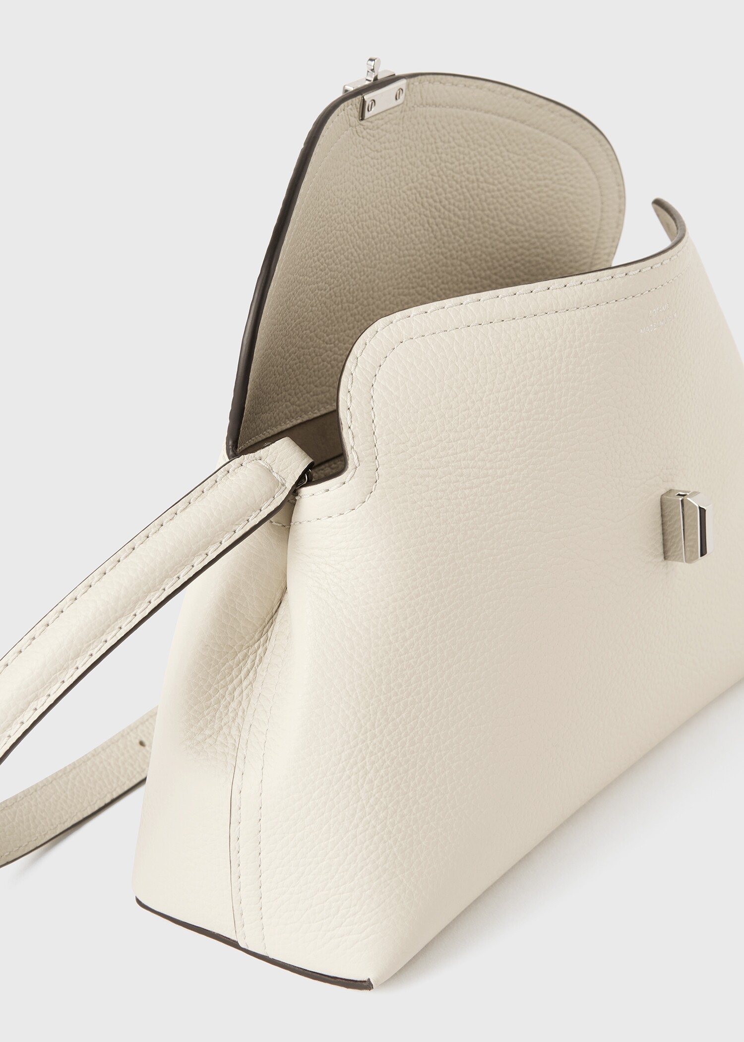 TOTEME 티-락 클러치 밀크의 밀크컬러 5번쨰 이미지입니다.