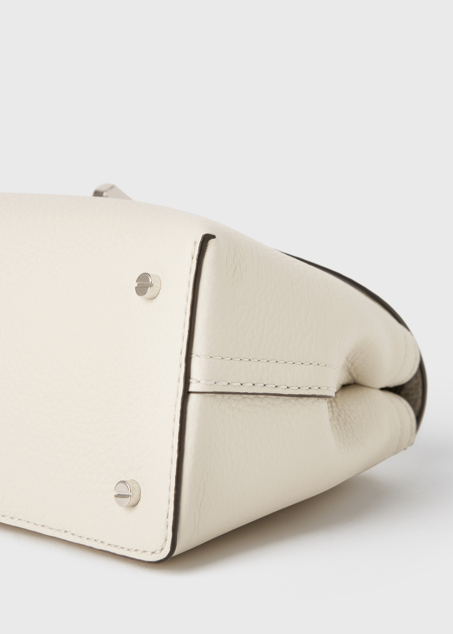 TOTEME 티-락 클러치 밀크의 밀크컬러 6번쨰 이미지입니다.