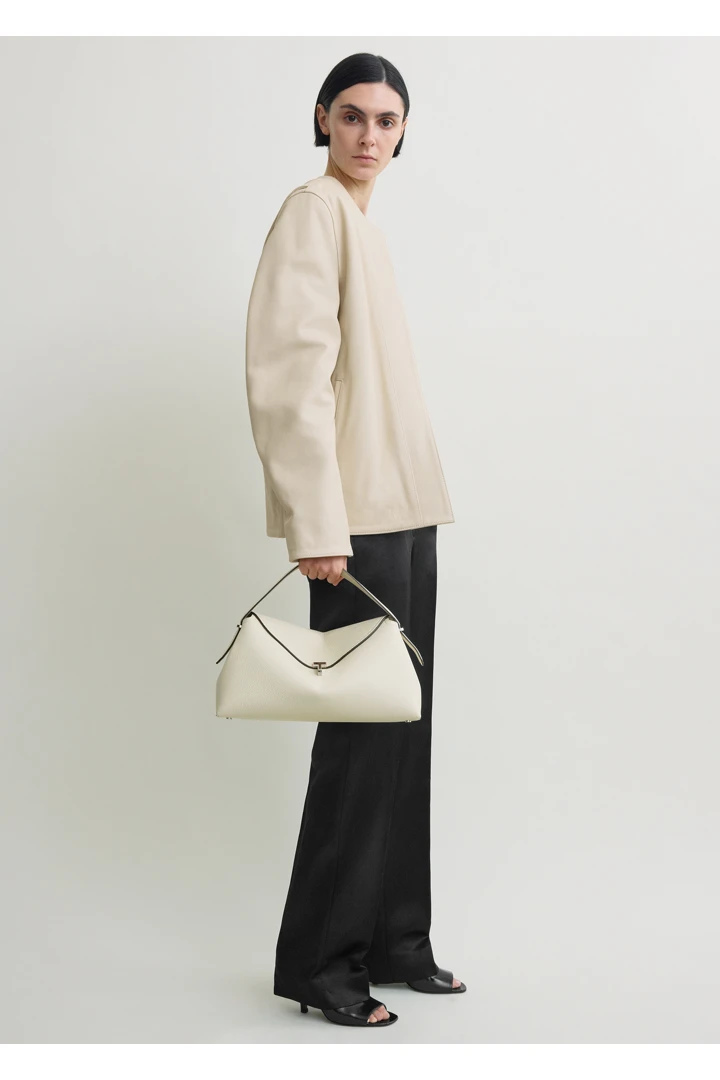 TOTEME 티-락 탑 핸들 밀크의 밀크컬러 1번쨰 이미지입니다.