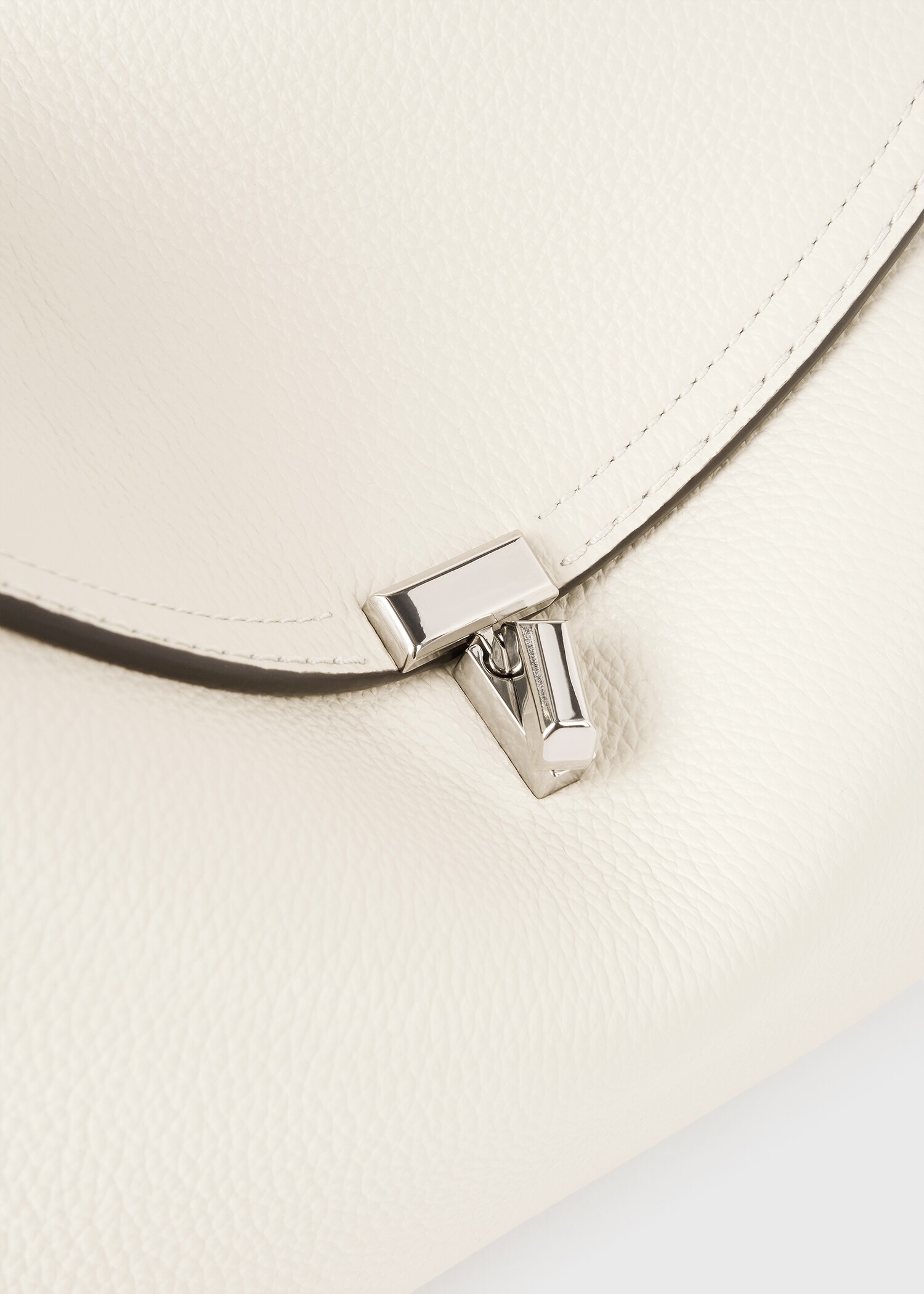 TOTEME 티-락 탑 핸들 밀크의 밀크컬러 3번쨰 이미지입니다.