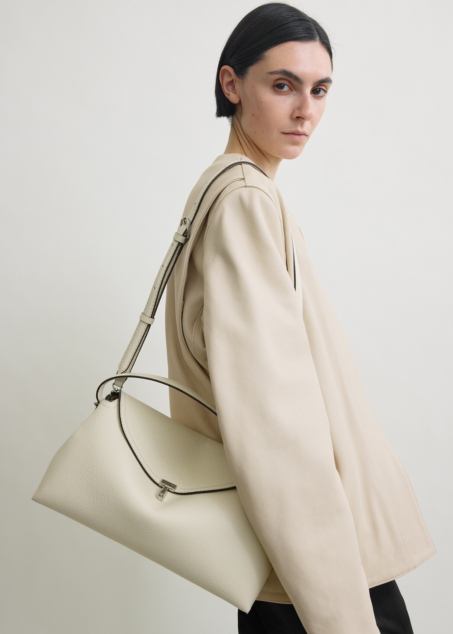 TOTEME 티-락 탑 핸들 밀크의 밀크컬러 2번쨰 이미지입니다.