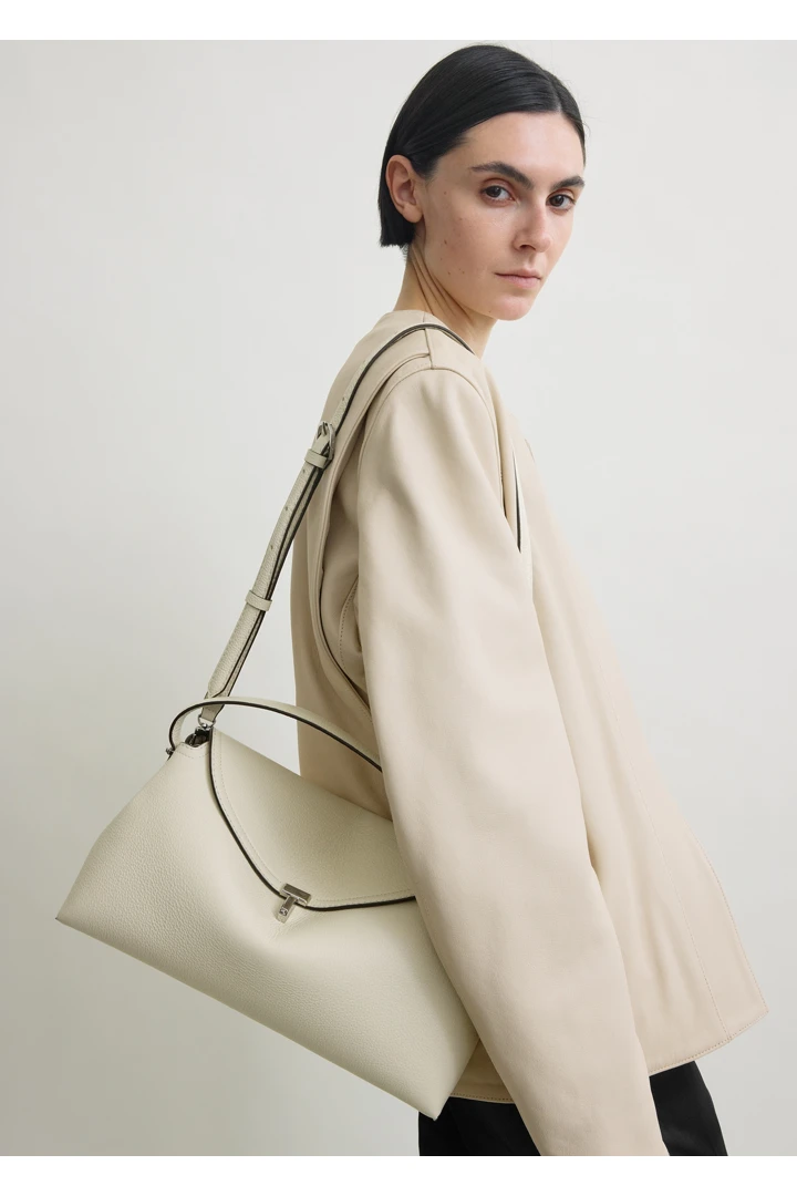 TOTEME 티-락 탑 핸들 밀크의 밀크컬러 2번쨰 이미지입니다.