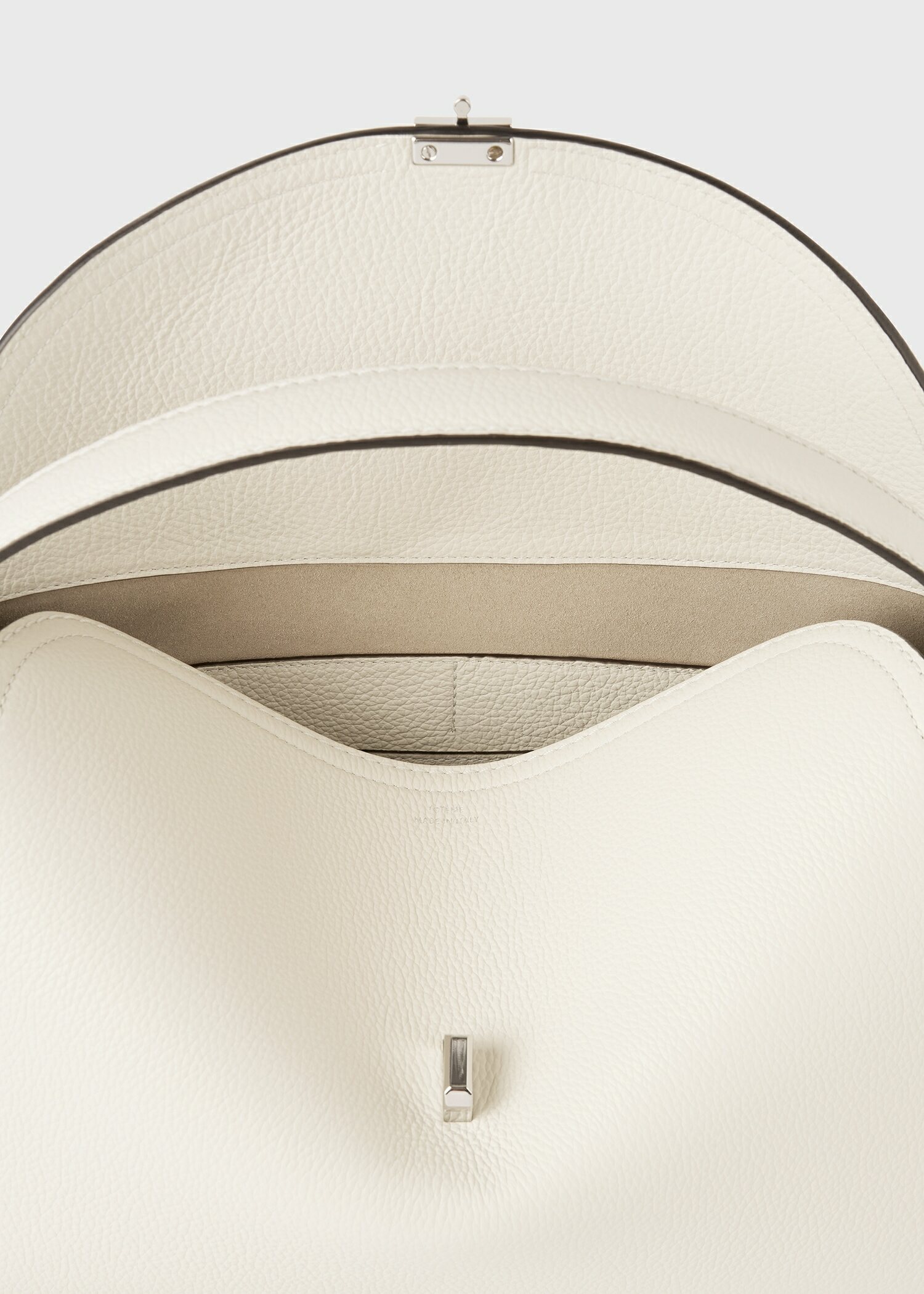 TOTEME 티-락 탑 핸들 밀크의 밀크컬러 4번쨰 이미지입니다.