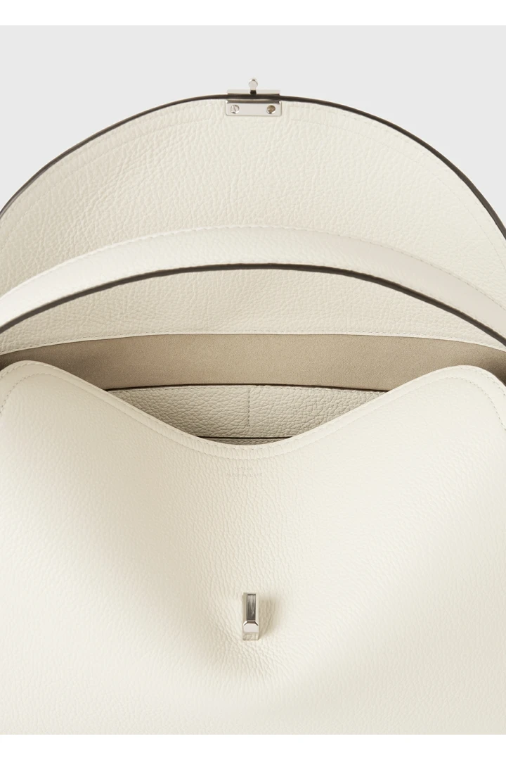 TOTEME 티-락 탑 핸들 밀크의 밀크컬러 4번쨰 이미지입니다.