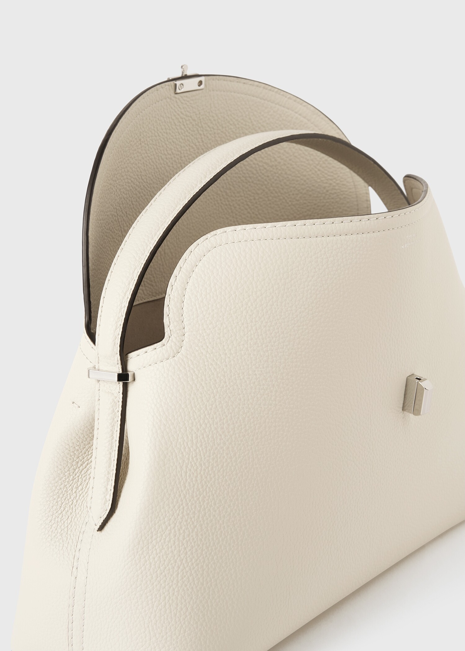 TOTEME 티-락 탑 핸들 밀크의 밀크컬러 5번쨰 이미지입니다.