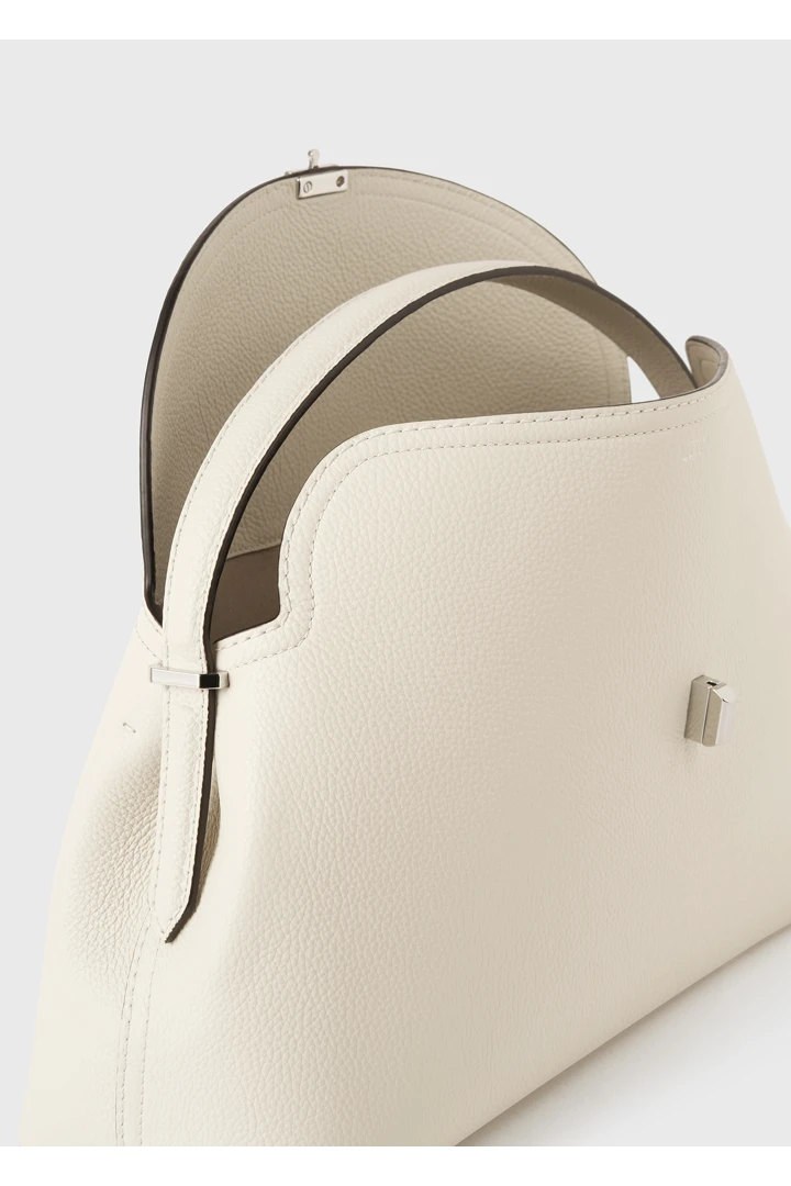 TOTEME 티-락 탑 핸들 밀크의 밀크컬러 5번쨰 이미지입니다.