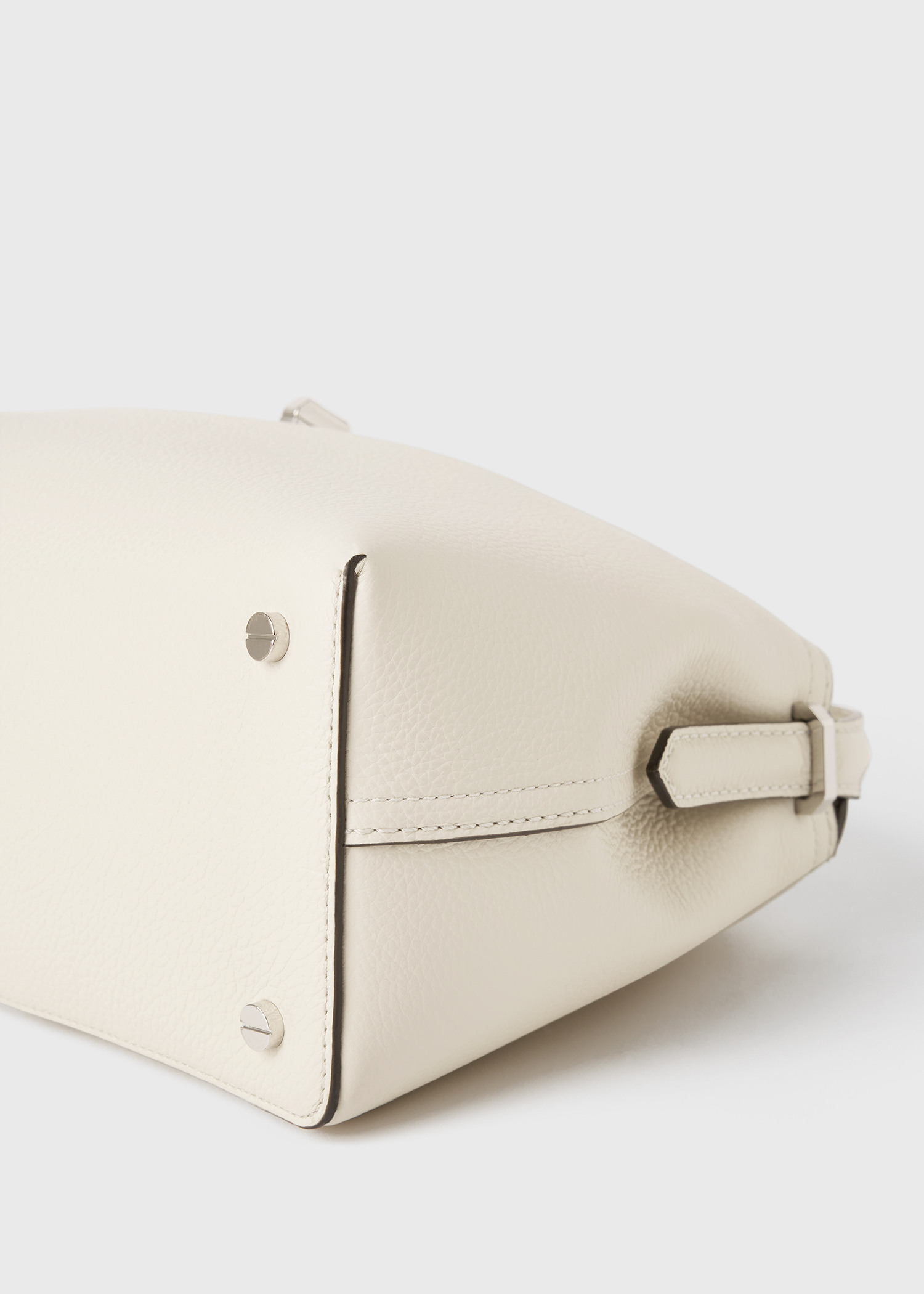 TOTEME 티-락 탑 핸들 밀크의 밀크컬러 6번쨰 이미지입니다.