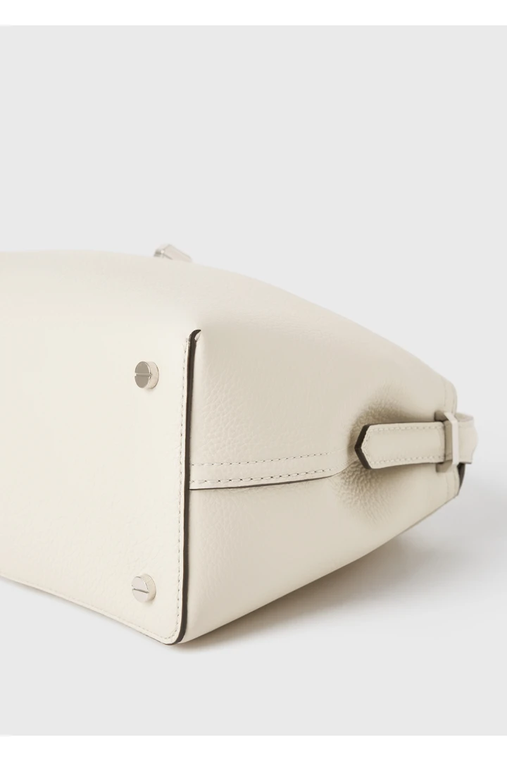 TOTEME 티-락 탑 핸들 밀크의 밀크컬러 6번쨰 이미지입니다.