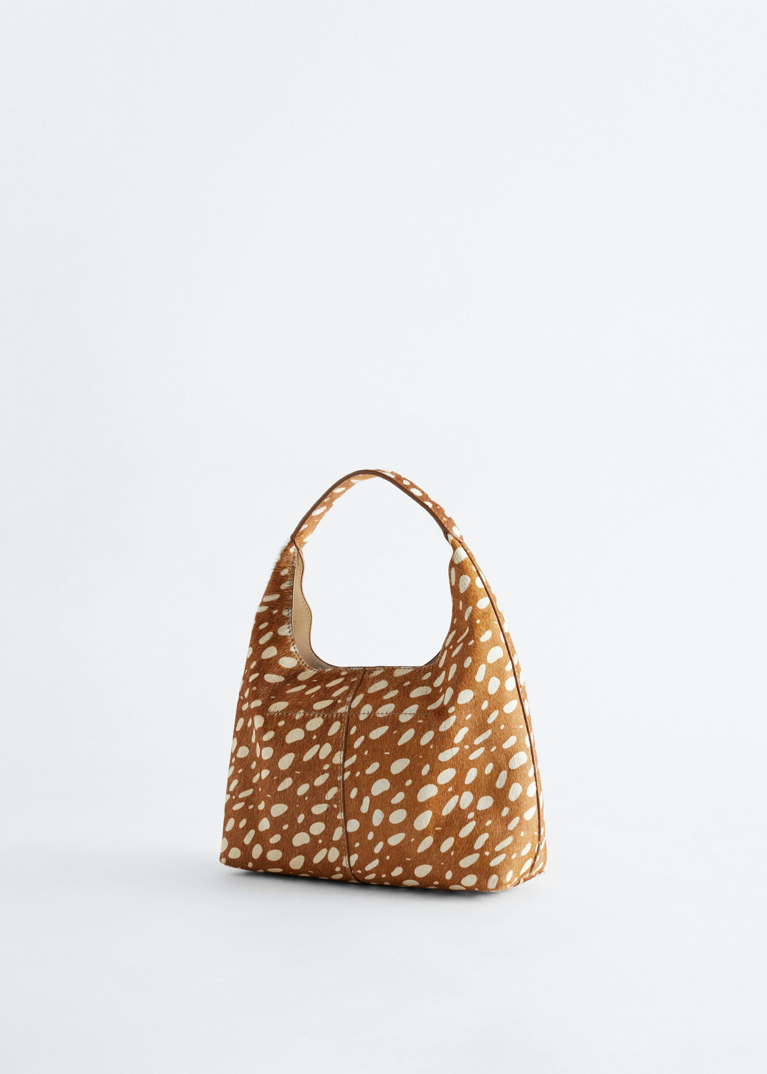 앤아더스토리즈 디어 프린트 레더 숄더 백의 베이지-페이크 디어 프린트컬러 Product입니다.