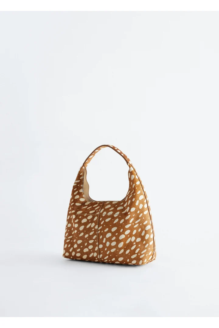 앤아더스토리즈 디어 프린트 레더 숄더 백의 베이지-페이크 디어 프린트컬러 Product입니다.