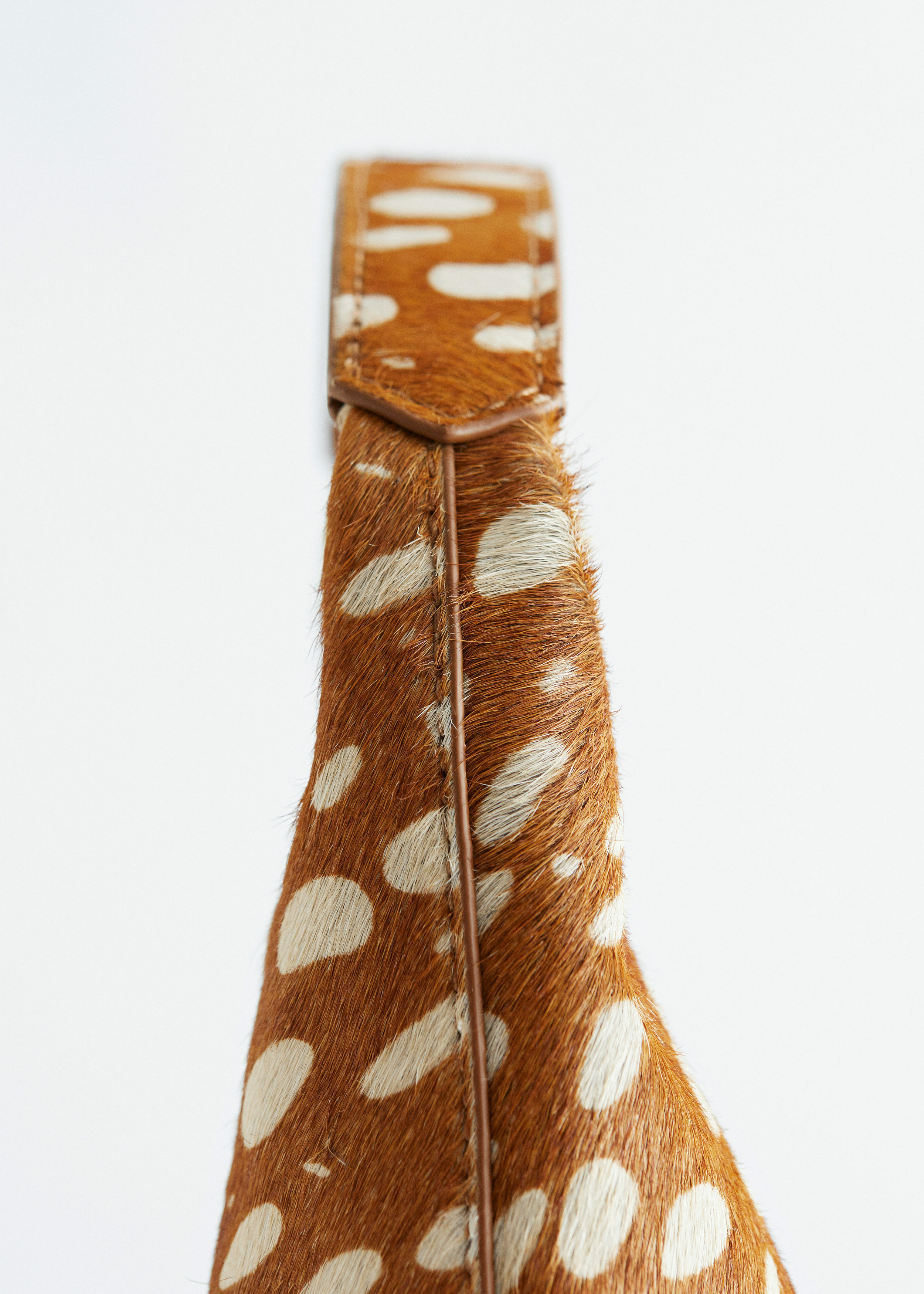 앤아더스토리즈 디어 프린트 레더 숄더 백의 베이지-페이크 디어 프린트컬러 Detail입니다.