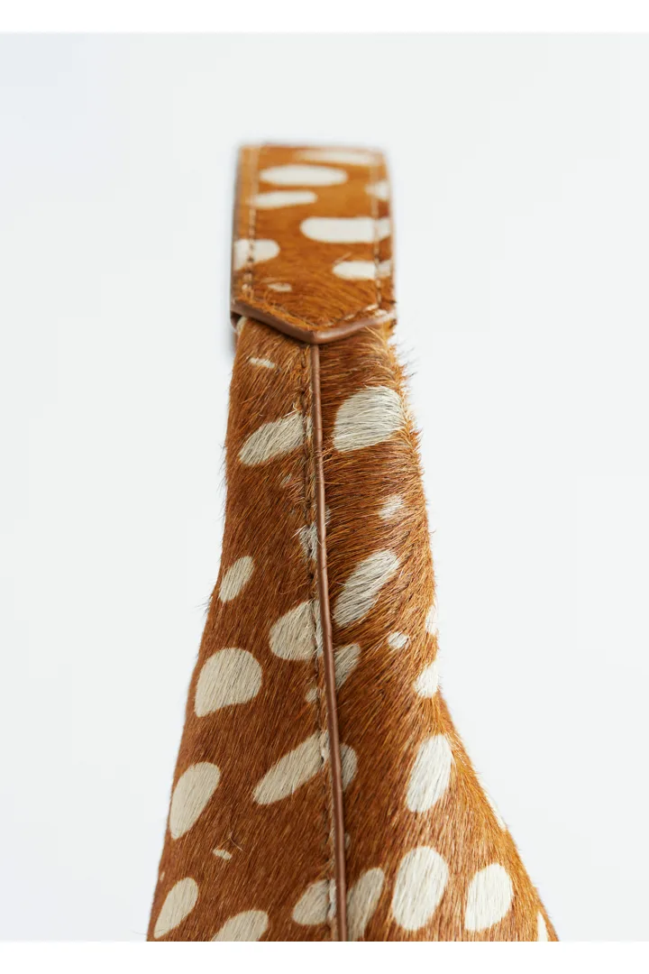 앤아더스토리즈 디어 프린트 레더 숄더 백의 베이지-페이크 디어 프린트컬러 Detail입니다.