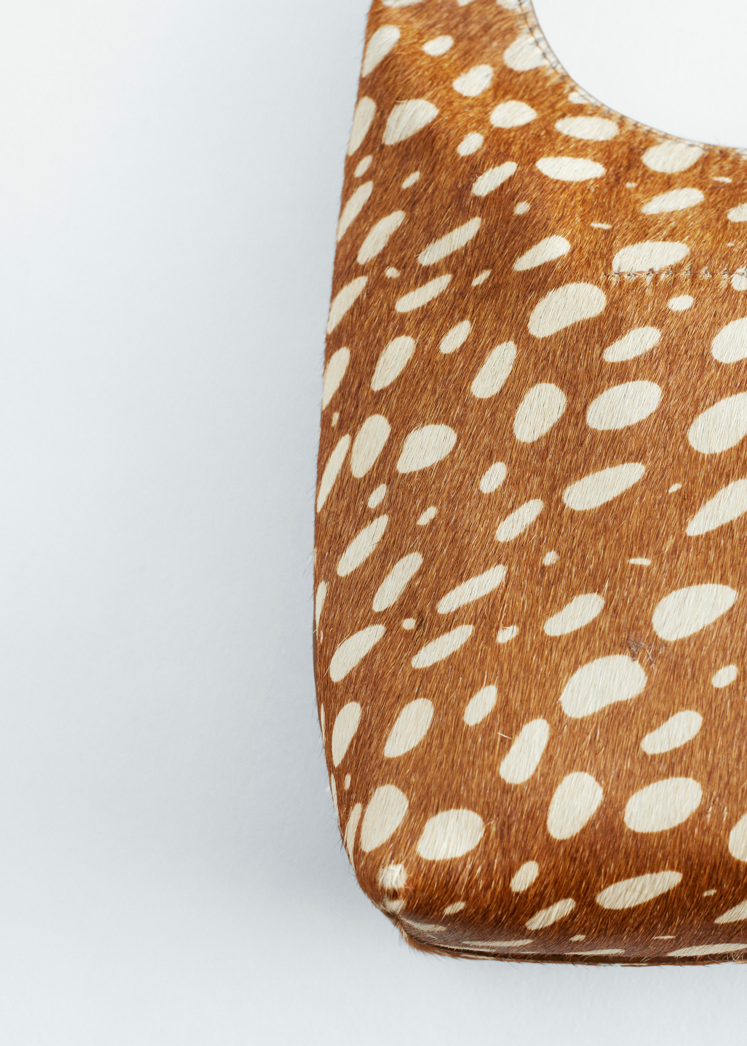 앤아더스토리즈 디어 프린트 레더 숄더 백의 베이지-페이크 디어 프린트컬러 Detail입니다.