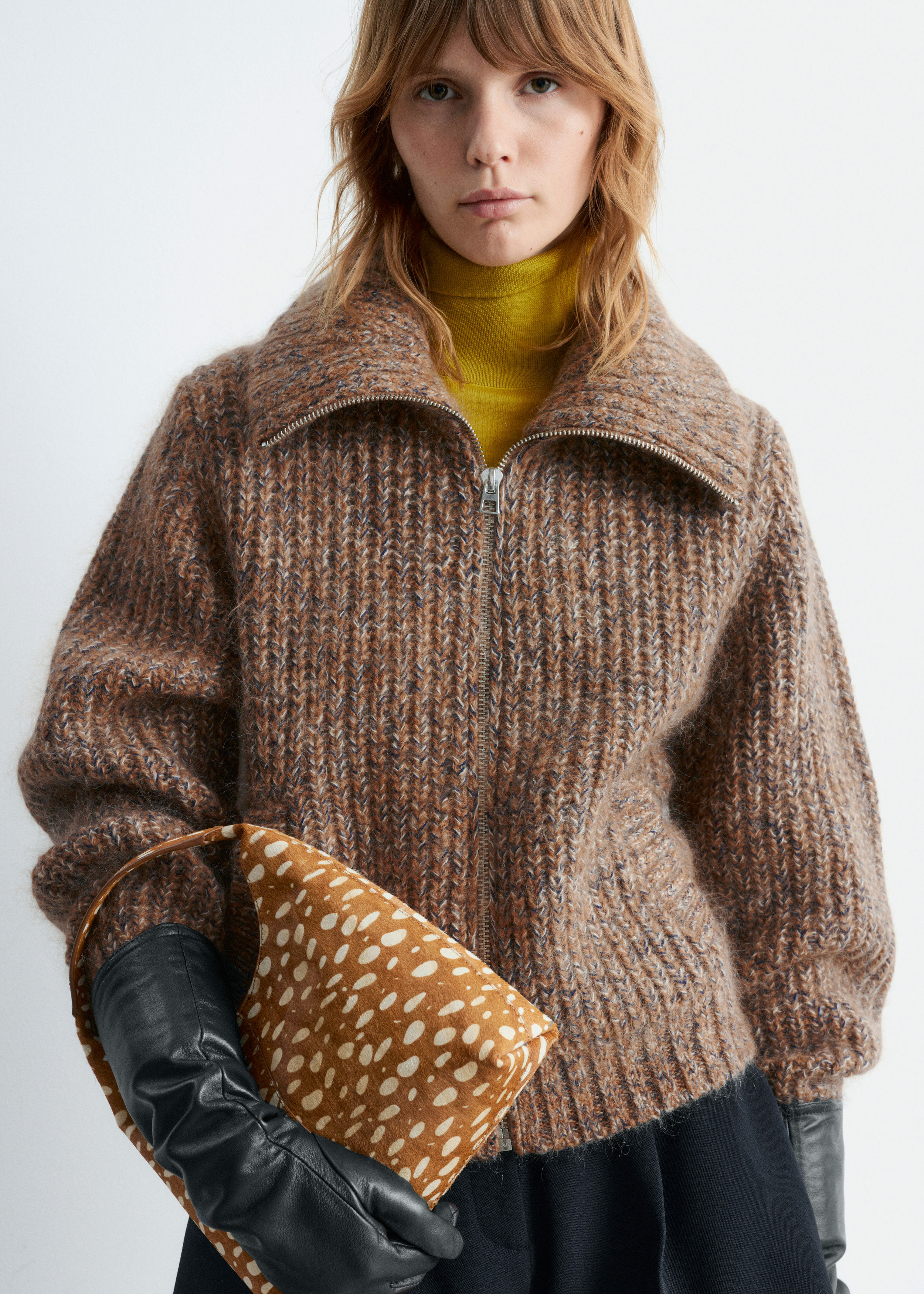 앤아더스토리즈 디어 프린트 레더 숄더 백의 베이지-페이크 디어 프린트컬러 ECOMLook입니다.