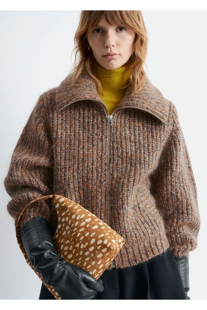 앤아더스토리즈 디어 프린트 레더 숄더 백의 베이지-페이크 디어 프린트컬러 ECOMLook입니다.