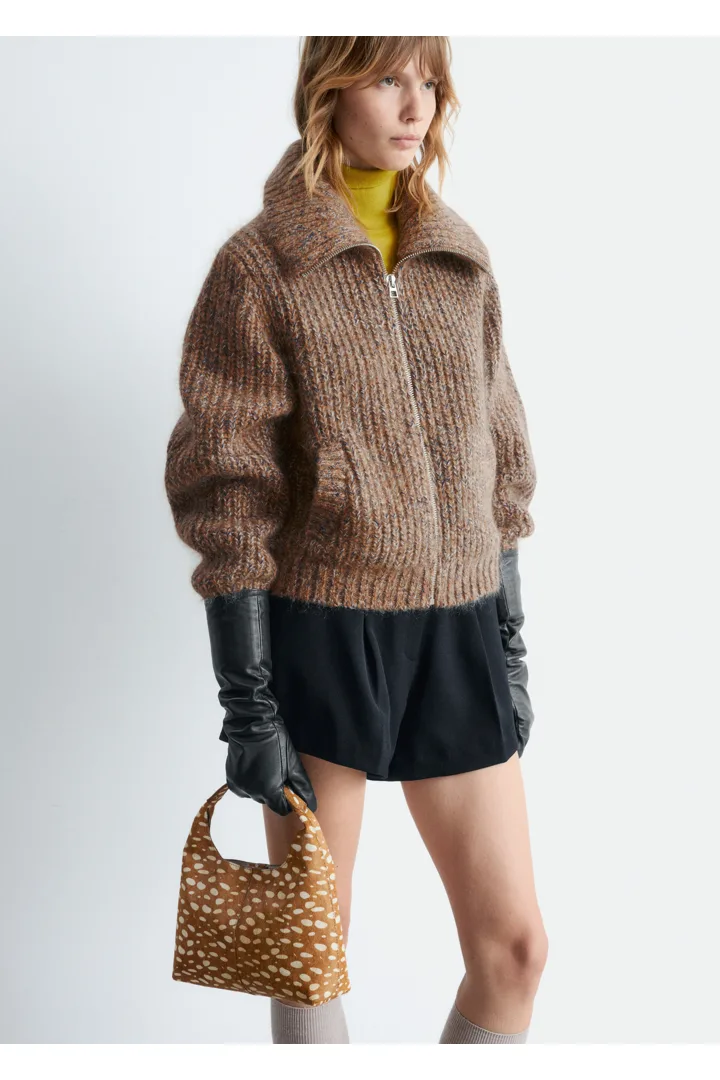 앤아더스토리즈 디어 프린트 레더 숄더 백의 베이지-페이크 디어 프린트컬러 ECOMLook입니다.