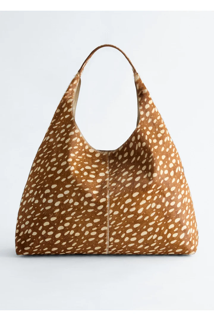 앤아더스토리즈 디어 프린트 레더 토트의 베이지 디어 프린트컬러 Product입니다.