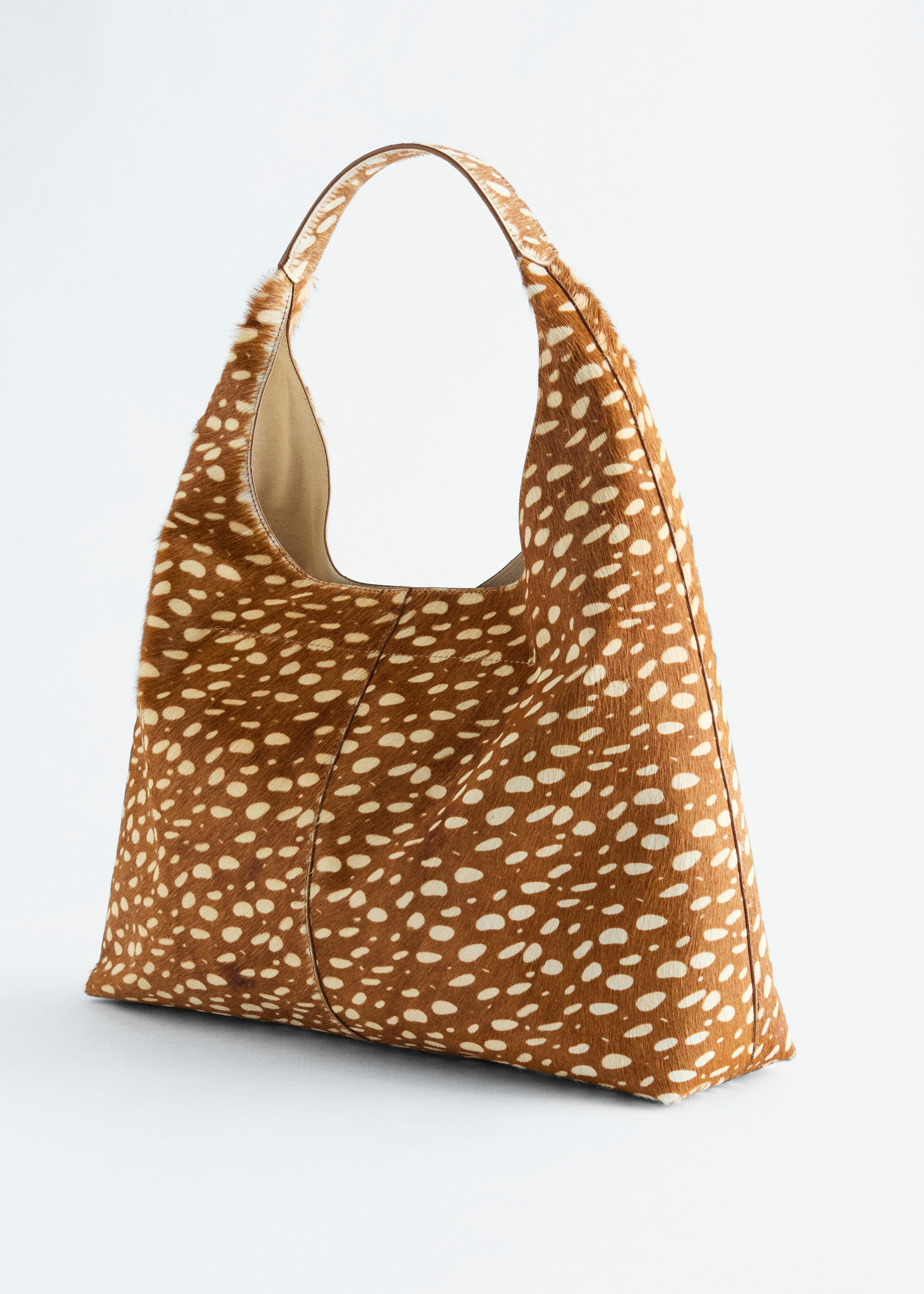 앤아더스토리즈 디어 프린트 레더 토트의 베이지 디어 프린트컬러 Product입니다.