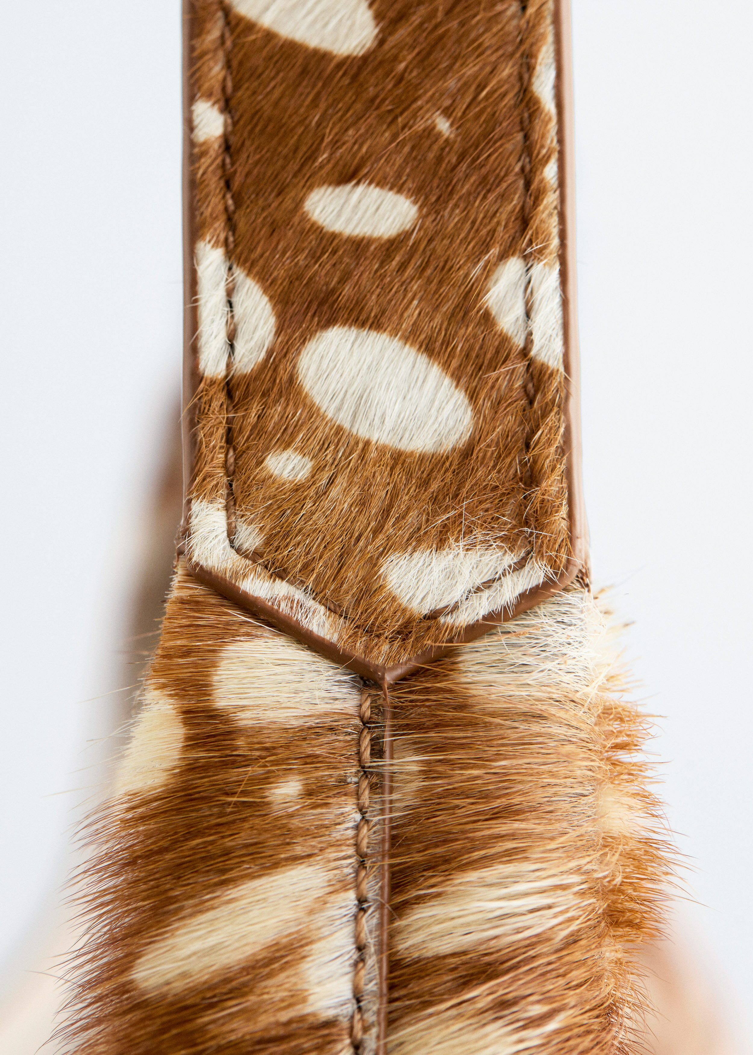 앤아더스토리즈 디어 프린트 레더 토트의 베이지 디어 프린트컬러 Detail입니다.