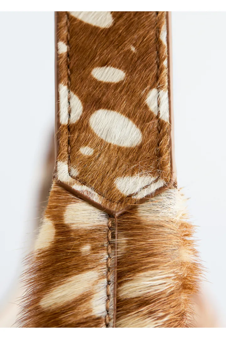 앤아더스토리즈 디어 프린트 레더 토트의 베이지 디어 프린트컬러 Detail입니다.