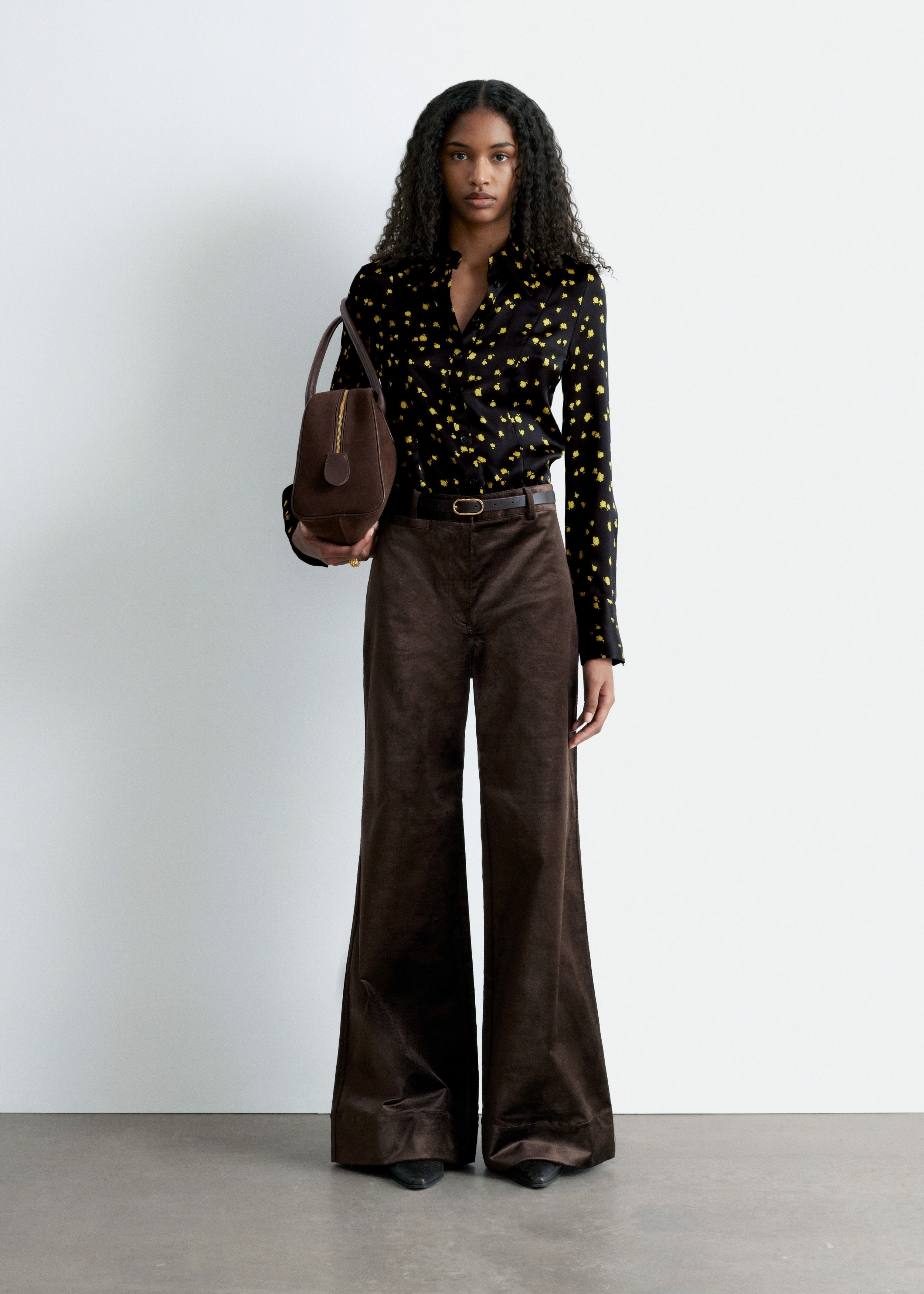 앤아더스토리즈 테이퍼드 실크 셔츠의 블랙 플로랄컬러 ECOMLook입니다.