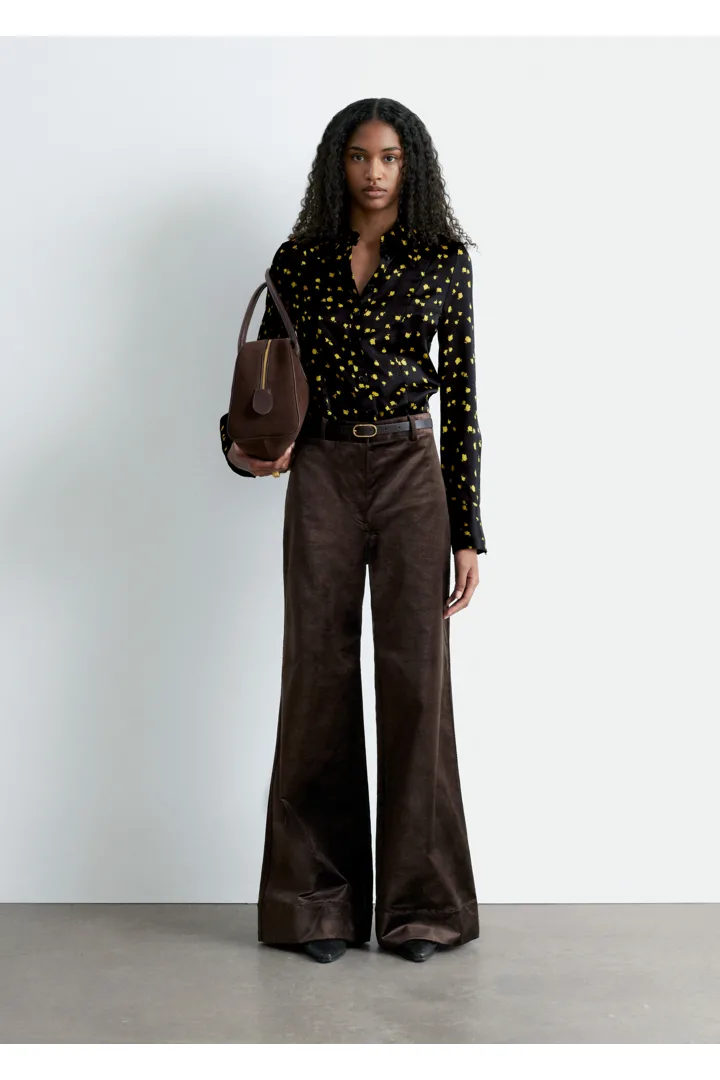 앤아더스토리즈 테이퍼드 실크 셔츠의 블랙 플로랄컬러 ECOMLook입니다.