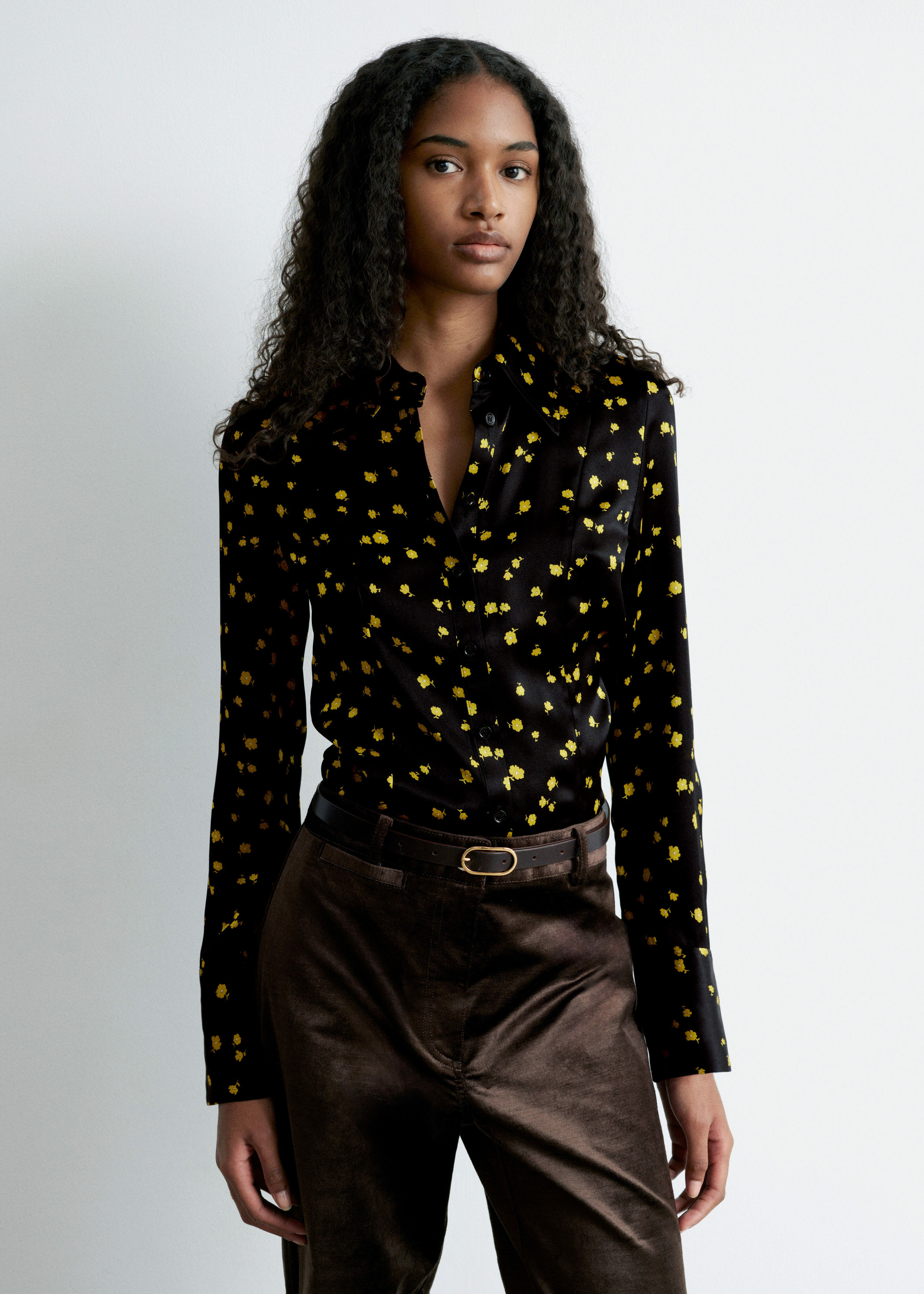 앤아더스토리즈 테이퍼드 실크 셔츠의 블랙 플로랄컬러 ECOMLook입니다.