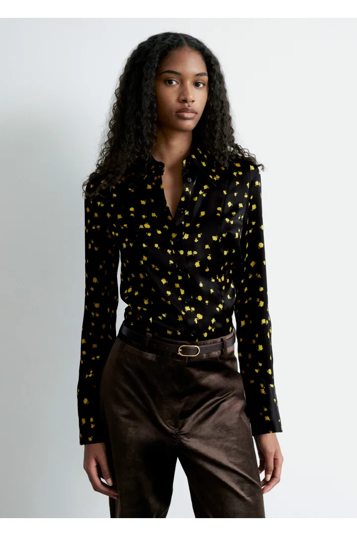 앤아더스토리즈 테이퍼드 실크 셔츠의 블랙 플로랄컬러 ECOMLook입니다.