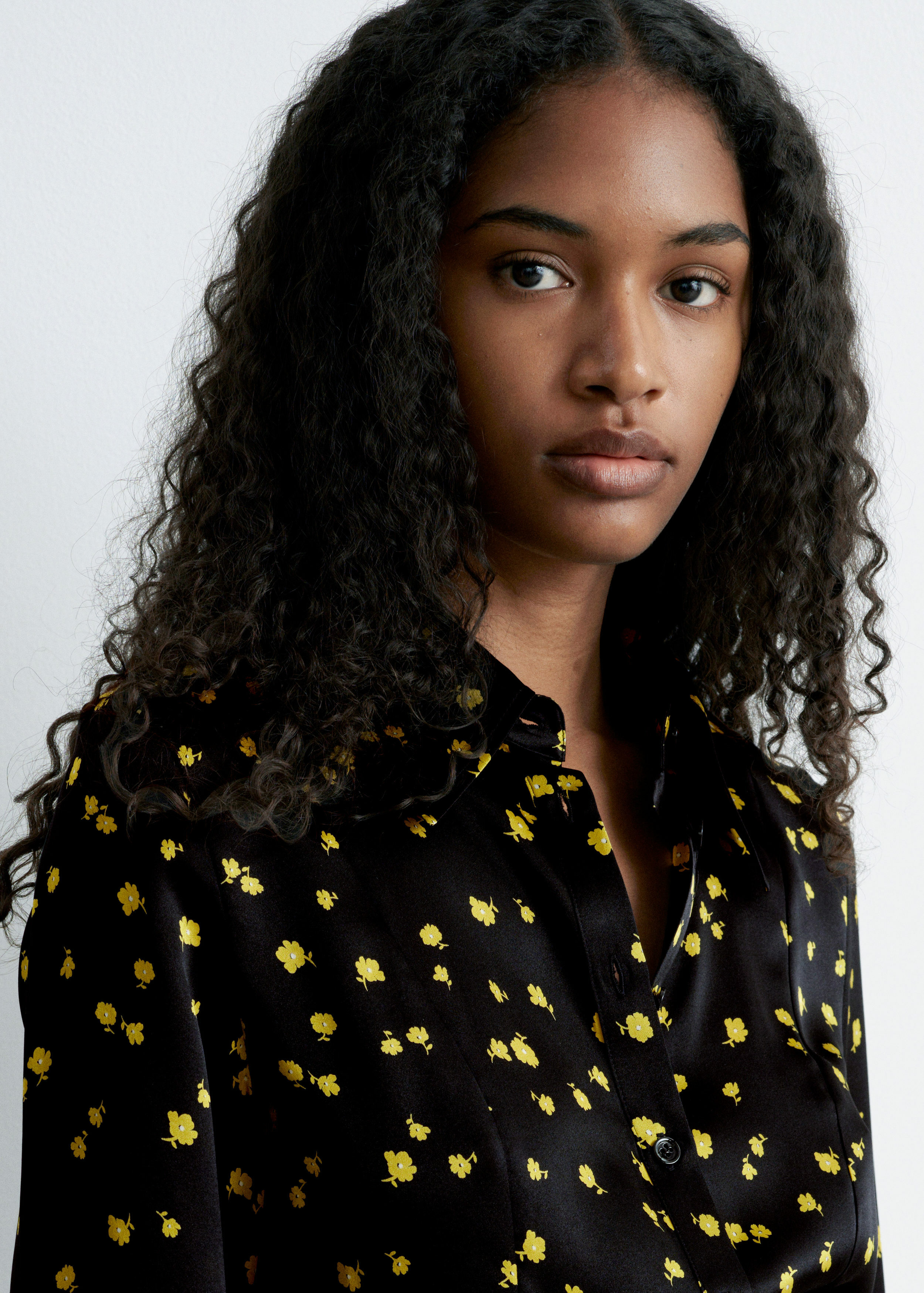 앤아더스토리즈 테이퍼드 실크 셔츠의 블랙 플로랄컬러 ECOMLook입니다.