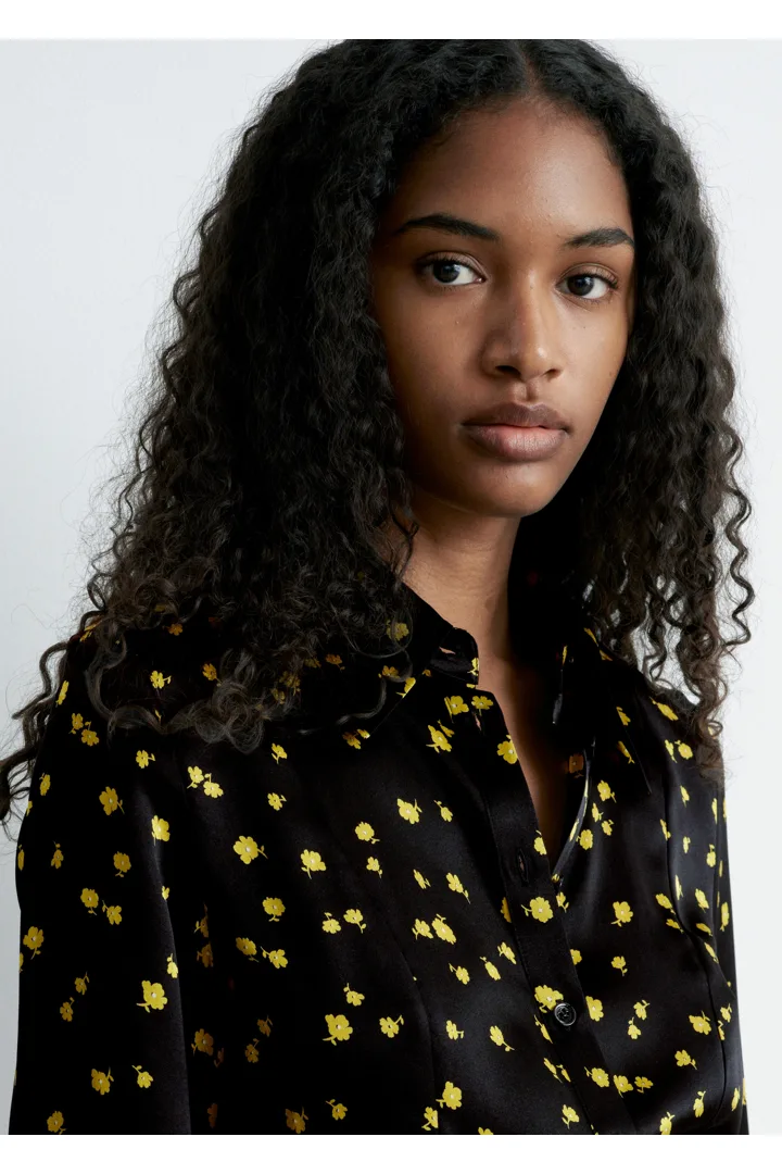 앤아더스토리즈 테이퍼드 실크 셔츠의 블랙 플로랄컬러 ECOMLook입니다.