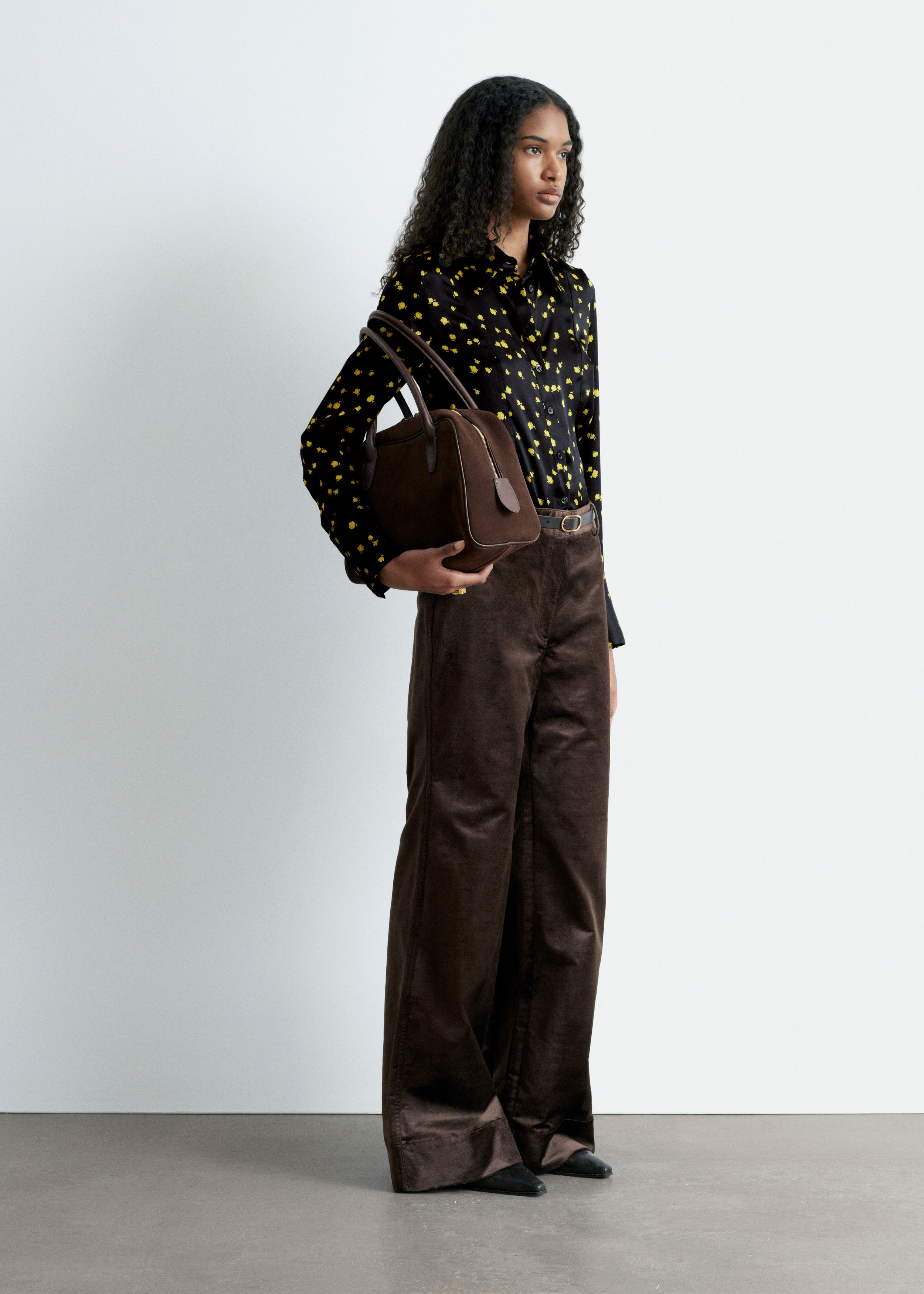 앤아더스토리즈 테이퍼드 실크 셔츠의 블랙 플로랄컬러 ECOMLook입니다.