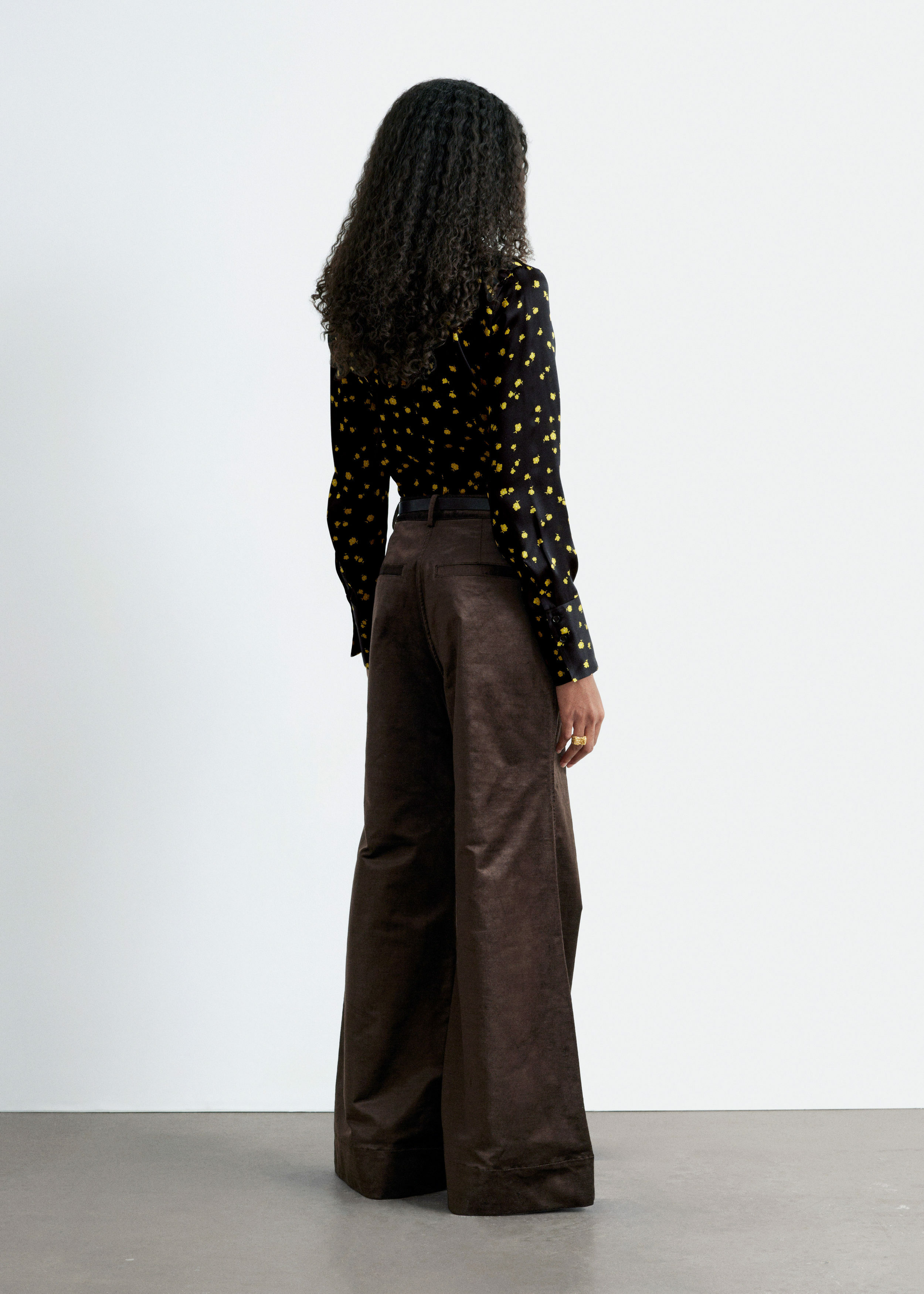 앤아더스토리즈 테이퍼드 실크 셔츠의 블랙 플로랄컬러 ECOMLook입니다.