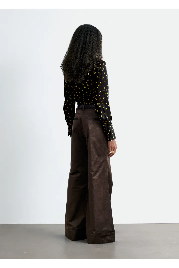 앤아더스토리즈 테이퍼드 실크 셔츠의 블랙 플로랄컬러 ECOMLook입니다.