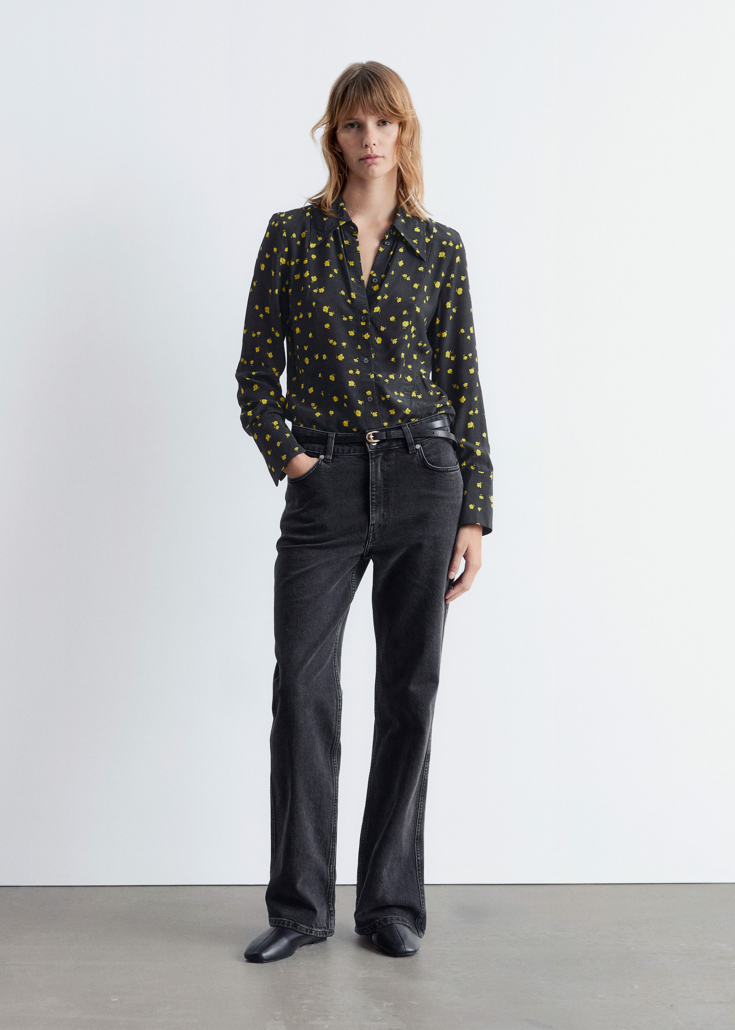 앤아더스토리즈 테이퍼드 실크 셔츠의 블랙 플로랄컬러 ECOMLook입니다.