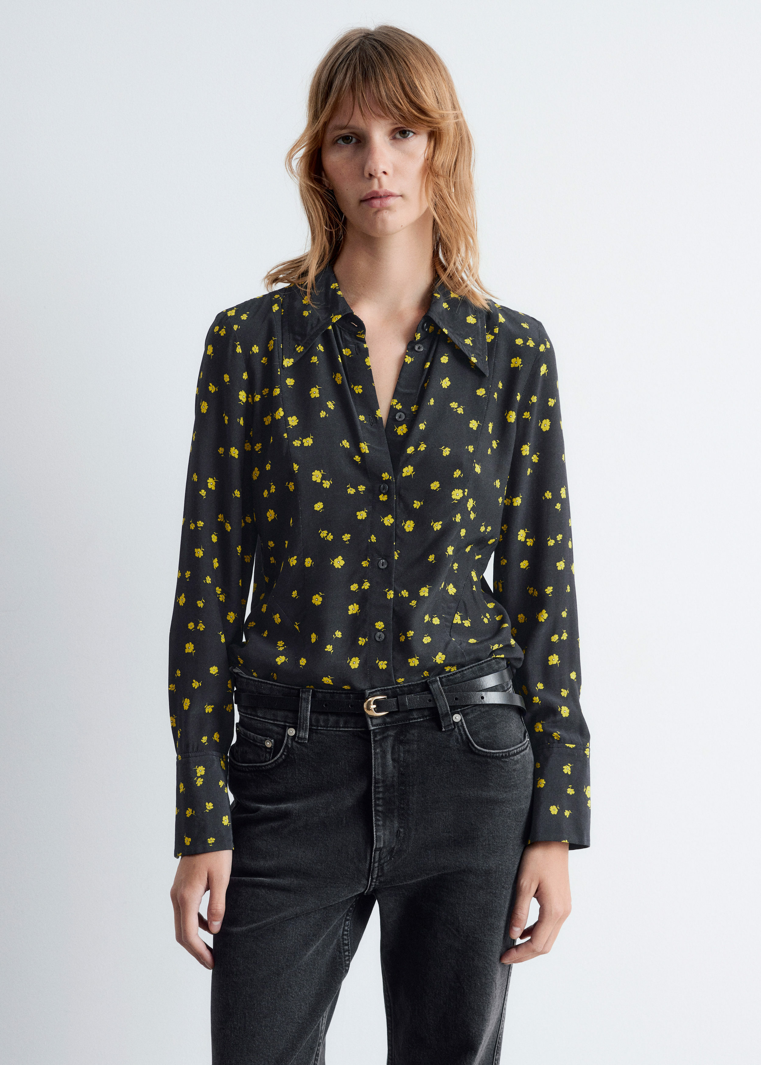 앤아더스토리즈 테이퍼드 실크 셔츠의 블랙 플로랄컬러 ECOMLook입니다.