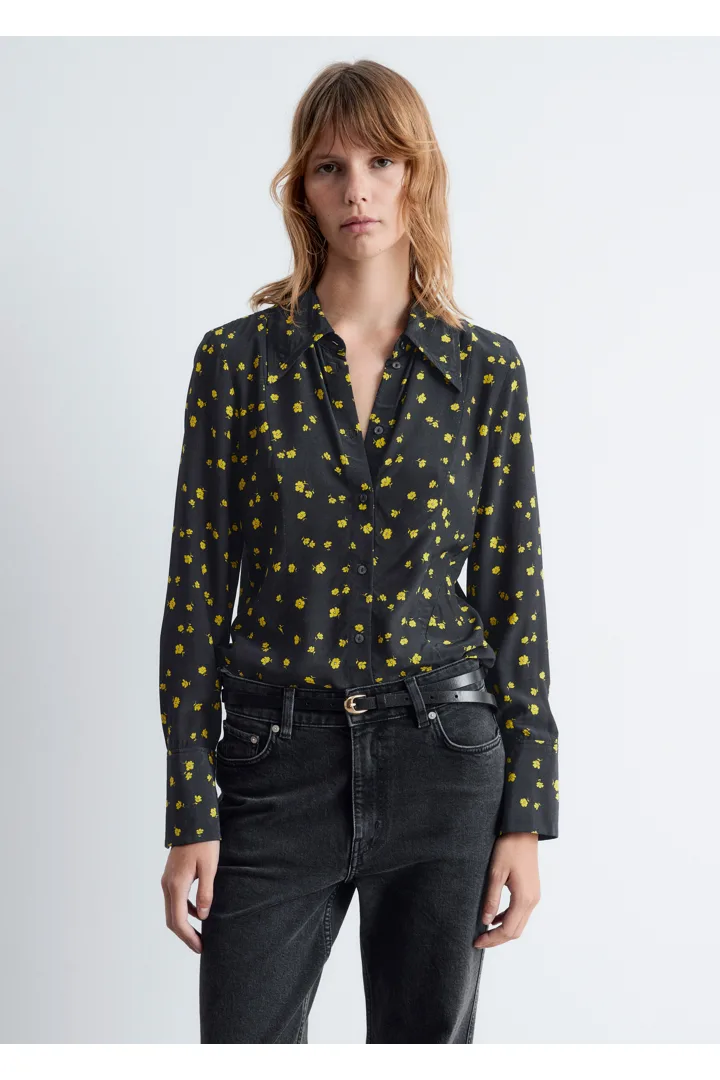 앤아더스토리즈 테이퍼드 실크 셔츠의 블랙 플로랄컬러 ECOMLook입니다.