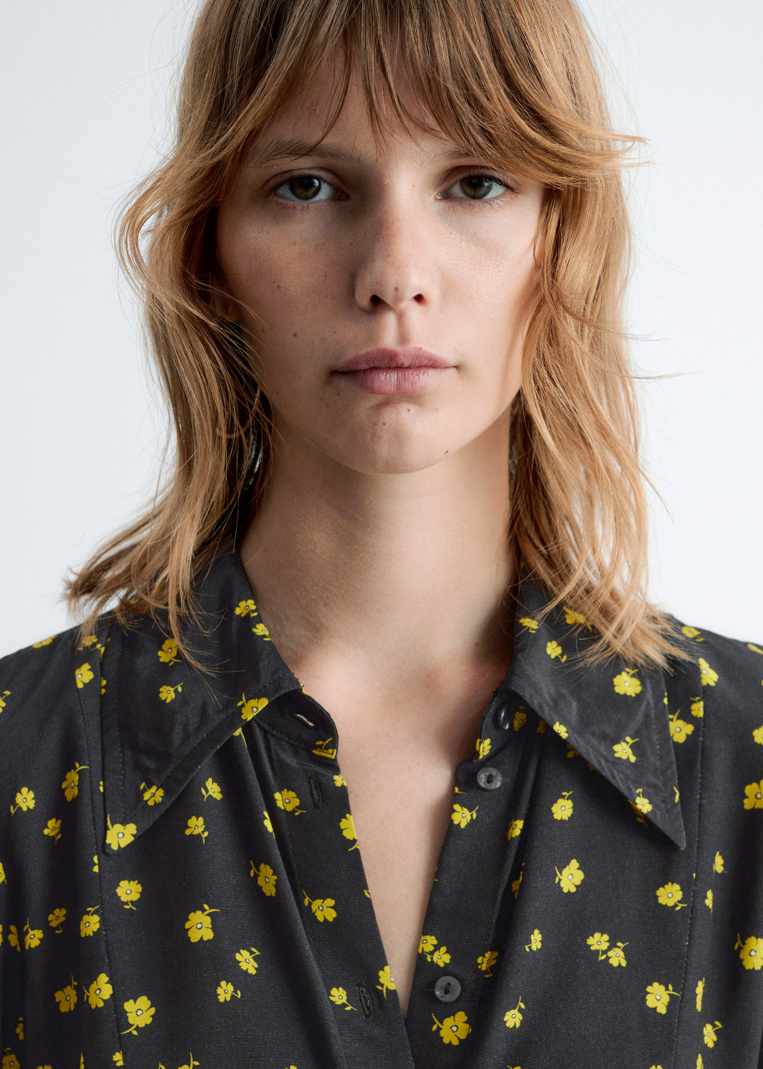 앤아더스토리즈 테이퍼드 실크 셔츠의 블랙 플로랄컬러 ECOMLook입니다.