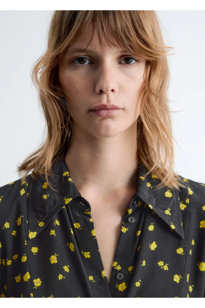 앤아더스토리즈 테이퍼드 실크 셔츠의 블랙 플로랄컬러 ECOMLook입니다.